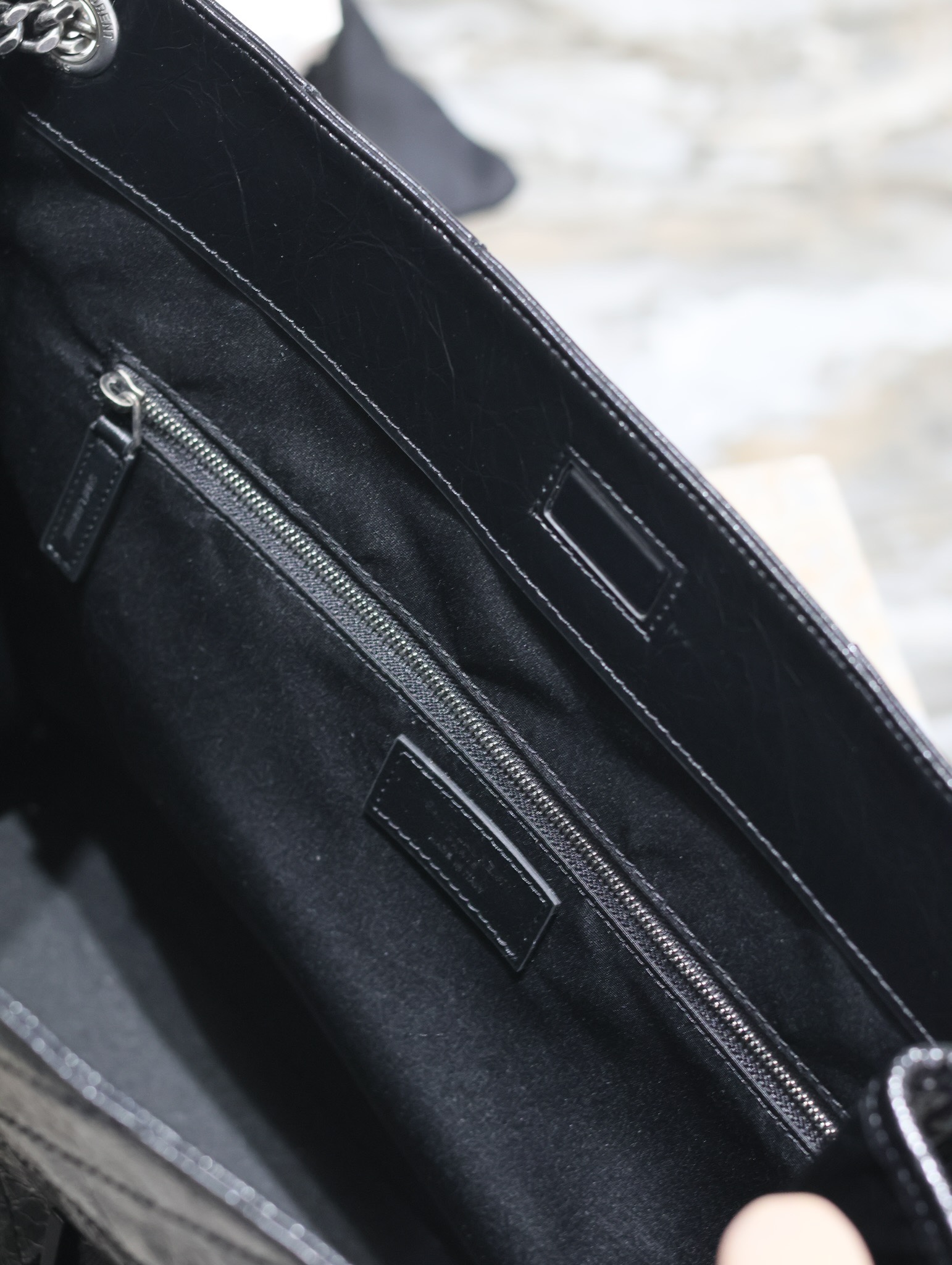 【New】
Niki shopping bag_大號
意大利進口抓皺油蠟牛皮，五金是全牛皮包裹，工藝十分精湛！包袋中間有磁吸扣，保障了包包使用的安全性；內里有一拉鍊隔層及敞口插槽設計可放手機及零錢卡片，方便拿取，不會出現因為是大包而出現找不到東西的情況；包包自重非常輕，容量又足夠大，公文包、旅行包、購物袋、媽媽包隨意切換，實用性爆表！
型號：577998
尺寸：39×31.5×12.5cm
