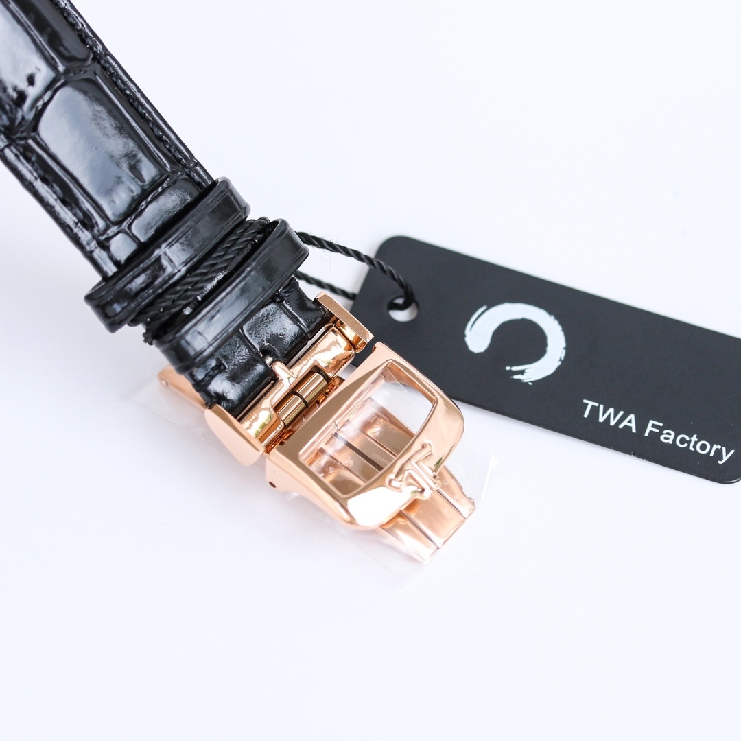 積家 北宸系列  Geographic WT“全球限量版”地理學家世界時腕表採用藍黑漸變色與全黑色錶盤 腕表的凸緣顯示全球24個時區 成為行動派男士旅行期間的可靠搭檔 佩戴者可透過10時位置的表冠設定 尺寸43mm表殼 316L鋼殼 搭配拱“鍋蓋”鏡面 採用亞洲機芯復刻版：936A/1自動上鏈 技術無與倫比 城市名部分以乳白色為基底 2時位置的日曆顯示 6時位置的第二時區顯示和10時位置的動力儲存顯示副錶盤飾以太陽放射狀飾紋 進口牛皮 升級版原裝折疊扣 SJ精緻推薦男士多功能機械腕表