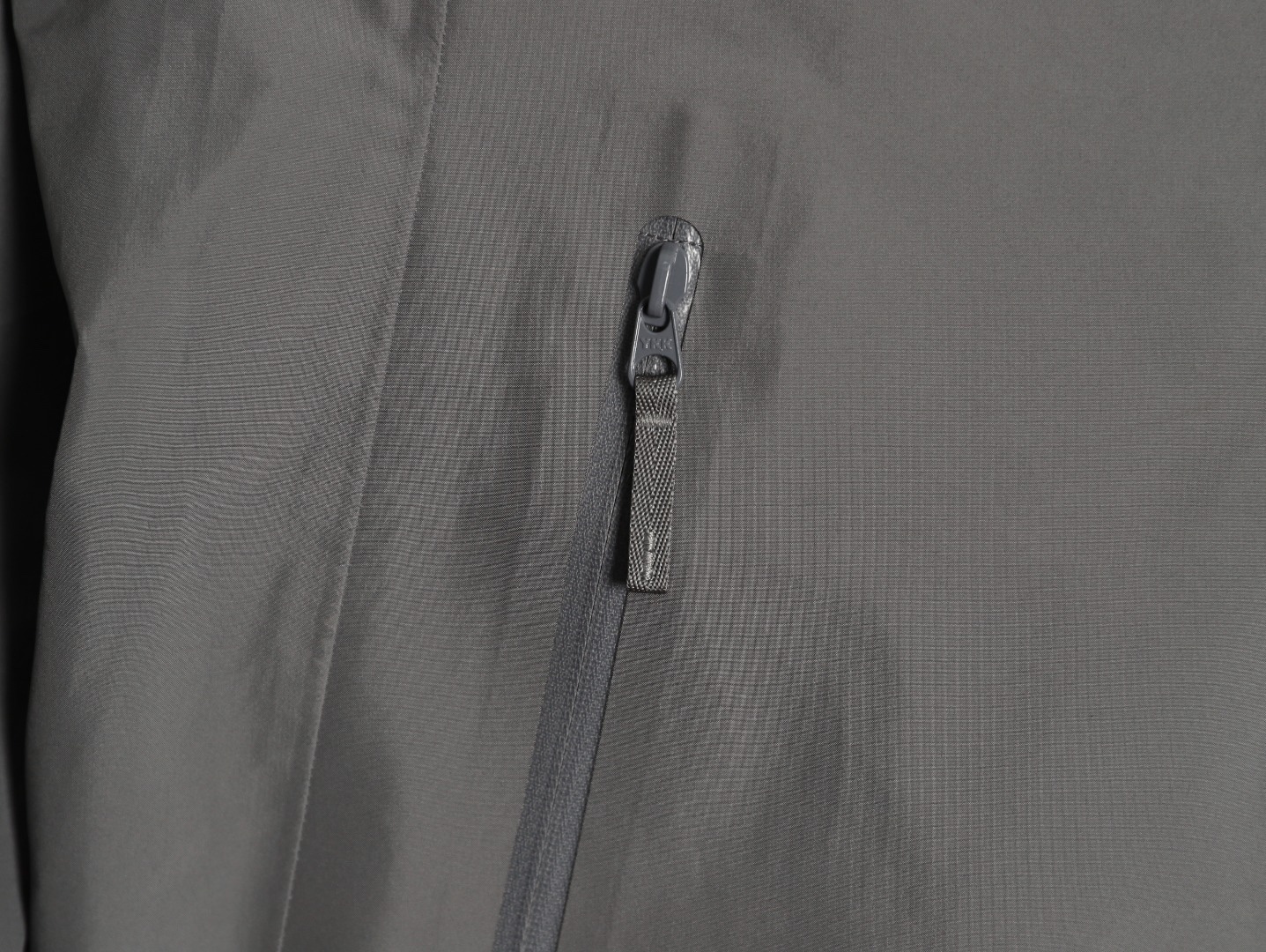 🔝ARC‘TERYX 始祖鳥 BETA LT戶外防水硬殼衝鋒衣
市場獨家全溢膠版本 一比一細節還原
YB四次壓膠工藝 整衣3D立體仿生學設計衣長臂彎 TRI-DURANCE防水防雨面料 自行區別市面先行版本 原包裝原標 全套輔料定制 整衣 腋下YKK雙向拉鍊 五金全部開模定制
R1 SIZE：S-XXL