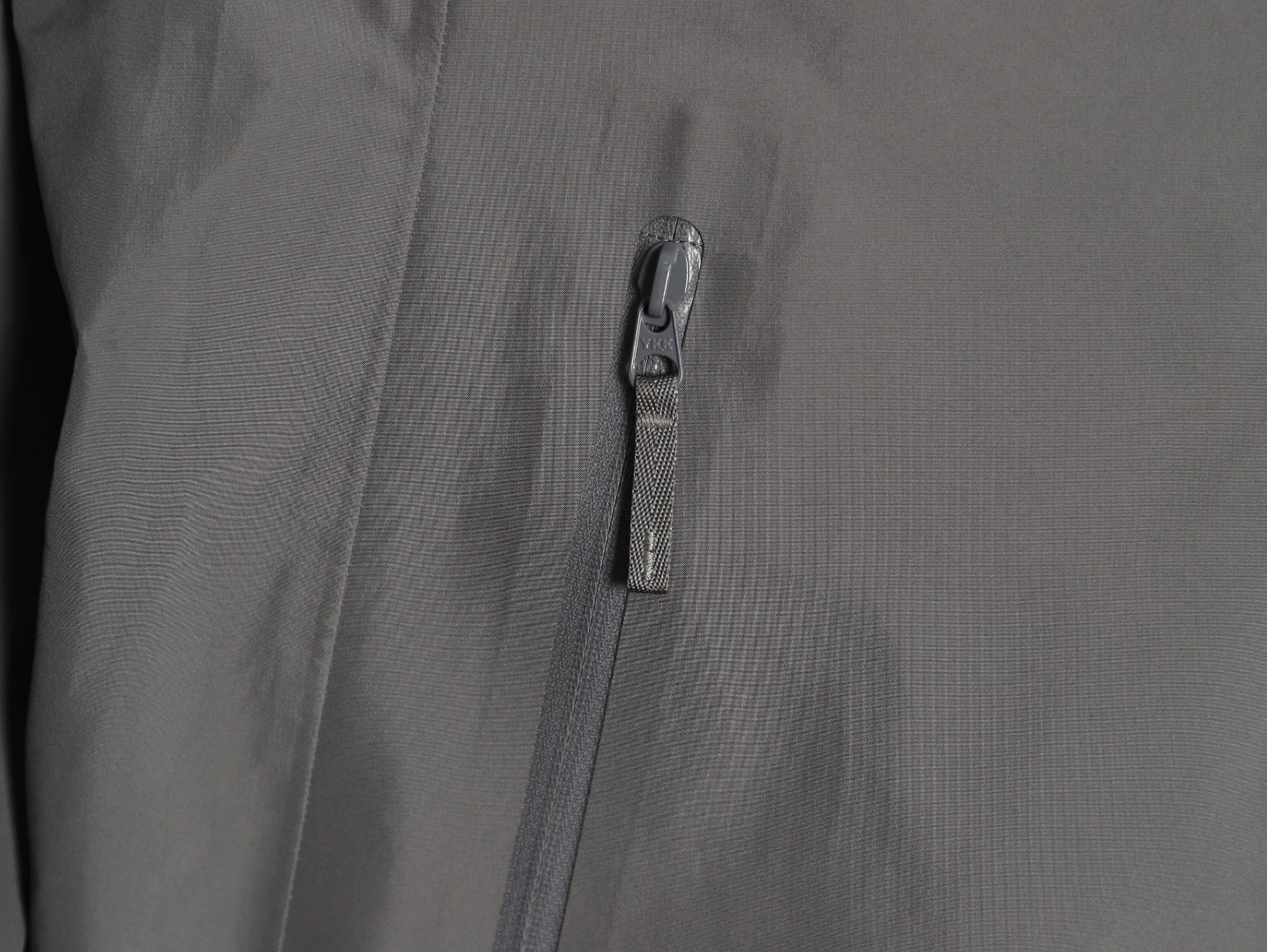 🔝ARC‘TERYX 始祖鳥 BETA LT戶外防水硬殼衝鋒衣
市場獨家全溢膠版本 一比一細節還原
YB四次壓膠工藝 整衣3D立體仿生學設計衣長臂彎 TRI-DURANCE防水防雨面料 自行區別市面先行版本 原包裝原標 全套輔料定制 整衣 腋下YKK雙向拉鍊 五金全部開模定制
R1 SIZE：S-XXL