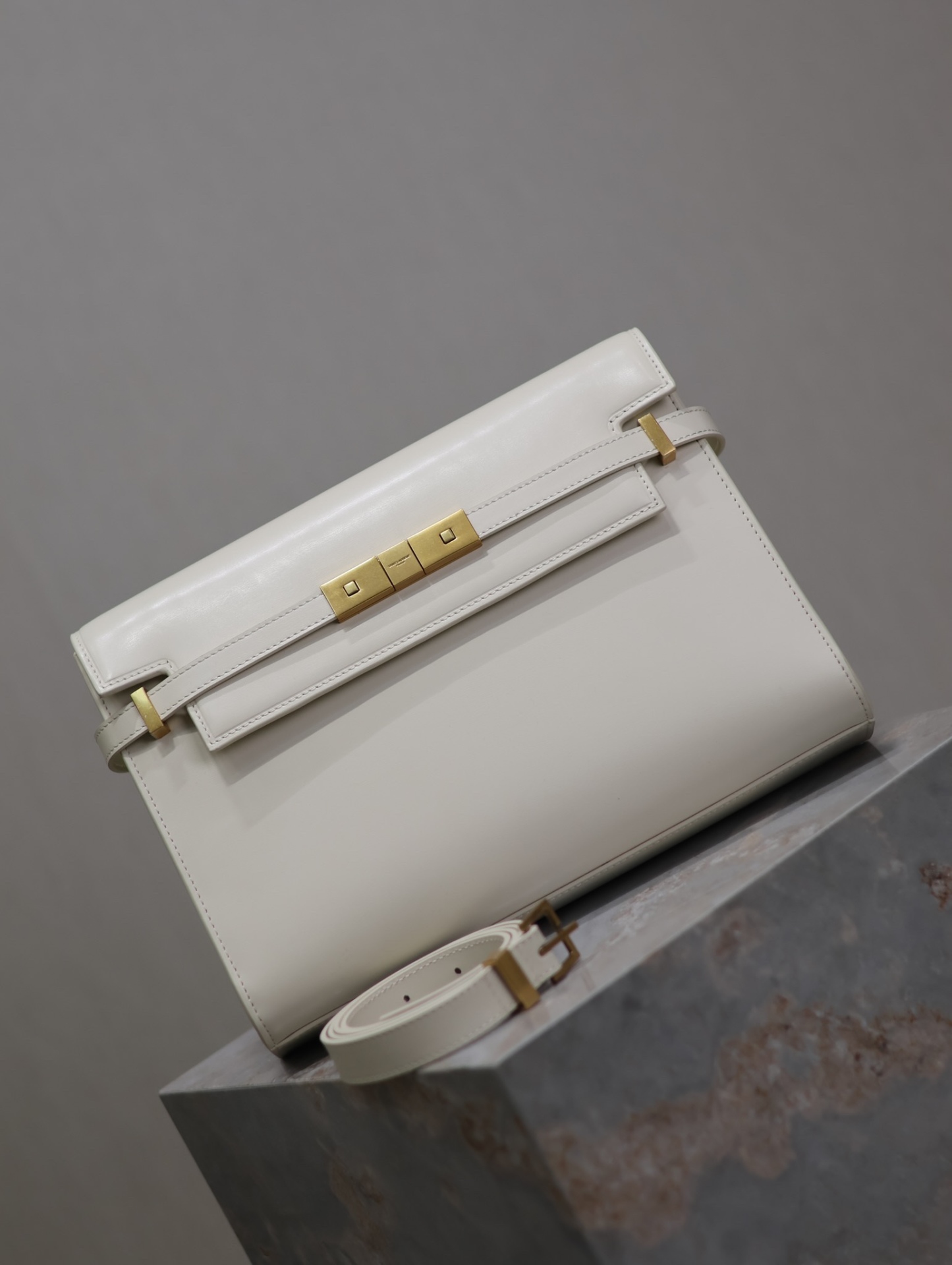 Manhattan_29cm
翻蓋曼哈頓法棍包，一改以往經典的logo，取而代之低調簡約的設計風格，它有點像H家的凱莉，很有復古的味道！商務➕休閒兩者結合，總結起來就是百搭！可以手拿，可以單肩或斜挎，一包多用，滿足了商務型女士，又滿足了小女生的休閒！精心挑選的意大利牙簽紋牛皮、完美的走線、精緻的五金讓整個包包都散髮出高級的味道！
型號：579271
尺寸：29x20.5x7cm