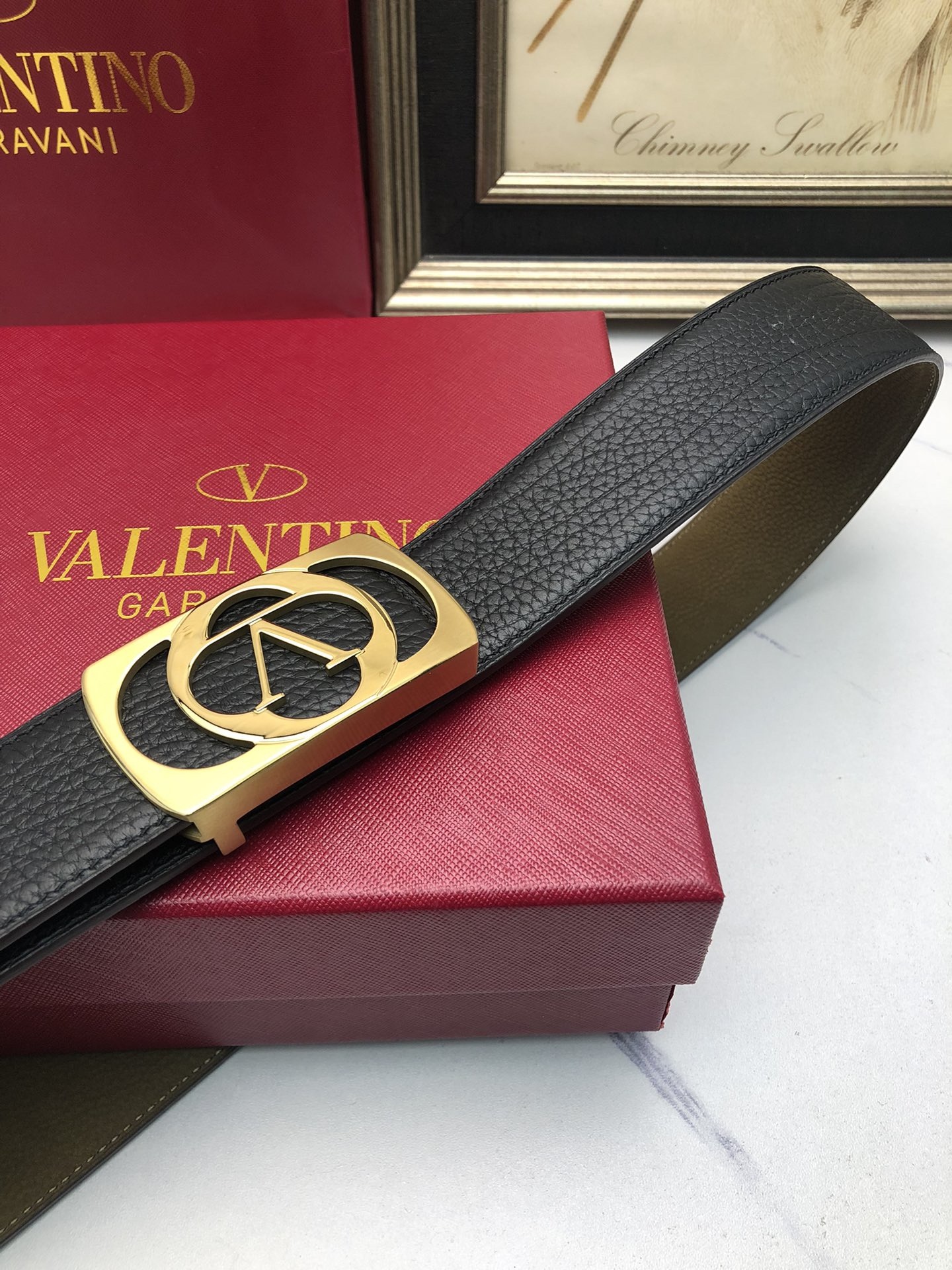 華倫天奴：原單頭層小牛皮壓花紋，內襯頭層鹿皮底，營造織紋外觀。飾以標誌原單扣。專櫃寬度4.0