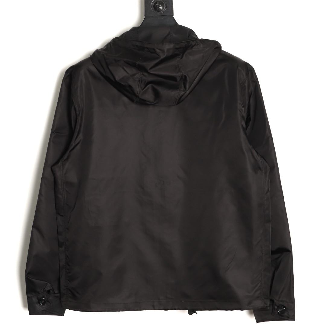 🔝PRADA/普拉達PRD 拉鍊口袋尼龍連帽外套
選用品牌標誌性的再生尼龍面料，與傳統尼龍性能相當，具備高強度，抗撕裂，耐磨損等特性。其質地輕盈，同時又具備防水功能適合多場景需求。抗皺，快乾的特點也易於日常打理維護。
定制三角徽標通過4個0.8mm金屬爪釘固定於衣身，爪釘背面經手工打磨至圓潤，避免刮蹭。下擺彈力抽繩選用7芯高彈尼龍繩，直徑3mm，配合橡膠扣，可實現±5cm長度調節。抽繩孔採用「金屬雞眼+防磨環」雙重保護，雞眼內徑5mm，邊緣光滑無毛刺，反復抽拉500次無變形。
袖口採用紐扣調