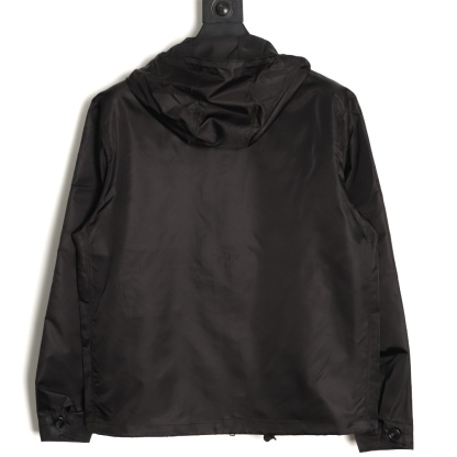 🔝PRADA/普拉達PRD 拉鍊口袋尼龍連帽外套
選用品牌標誌性的再生尼龍面料，與傳統尼龍性能相當，具備高強度，抗撕裂，耐磨損等特性。其質地輕盈，同時又具備防水功能適合多場景需求。抗皺，快乾的特點也易於日常打理維護。
定制三角徽標通過4個0.8mm金屬爪釘固定於衣身，爪釘背面經手工打磨至圓潤，避免刮蹭。下擺彈力抽繩選用7芯高彈尼龍繩，直徑3mm，配合橡膠扣，可實現±5cm長度調節。抽繩孔採用「金屬雞眼+防磨環」雙重保護，雞眼內徑5mm，邊緣光滑無毛刺，反復抽拉500次無變形。
袖口採用紐扣調