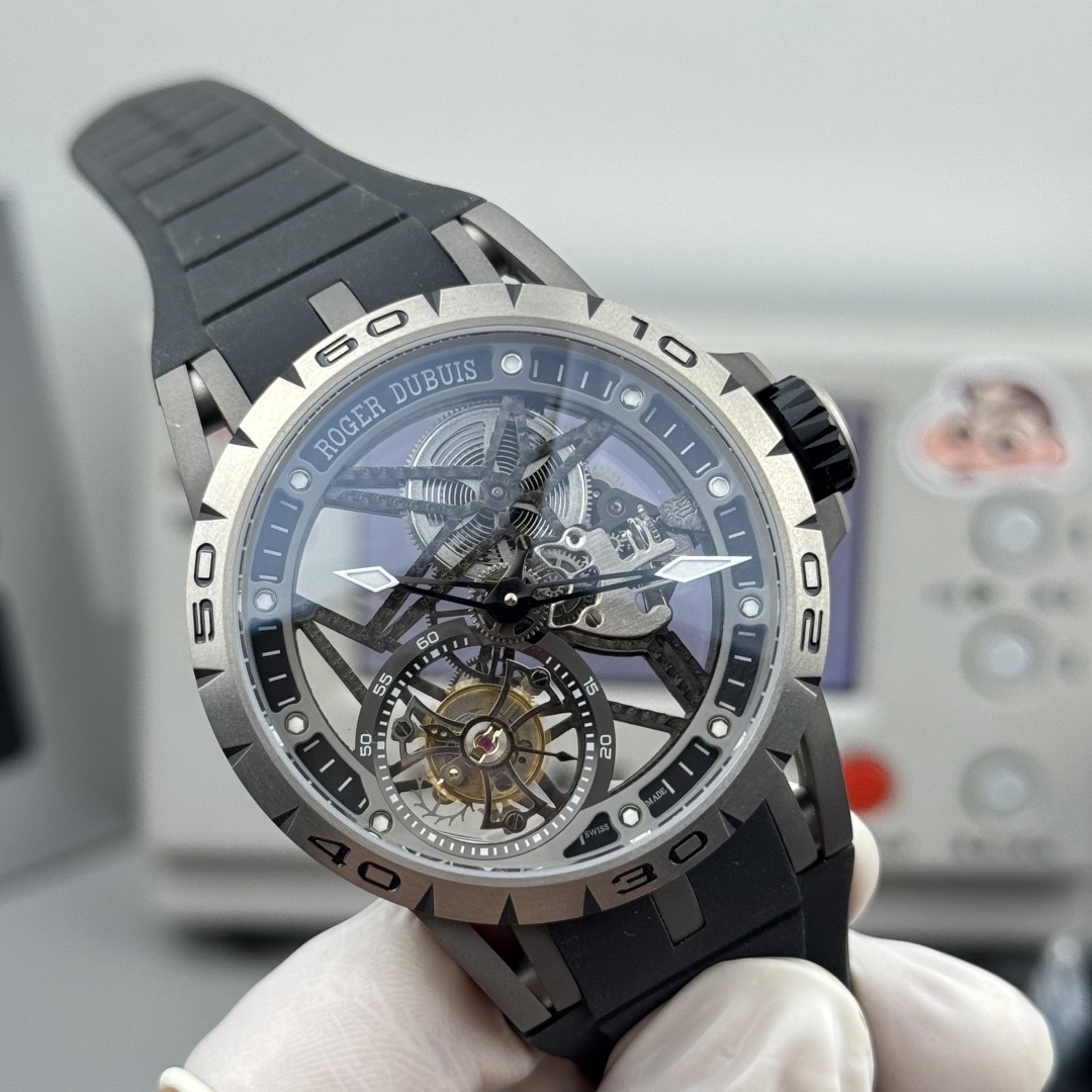 『新廠-NEW Factory』王者歸來唯一鈦金屬表殼.型號：RDDBEX0479腕表，這款腕表極具羅傑杜彼品牌代表性的設計，星型的框架設計，凱爾特十字架形陀飛輪，配有秒盤和小秒針，更顯機械感，幾乎一眼就可識別。表殼直徑45mm，厚度13.5毫米，搭載海鷗定制RD505SQ手動上鏈機芯，機芯上夾板與魚鱗紋打磨在內的各種超卓精修。          
（非市面其他小廠可比）
1.表殼：鈦合金表殼與原裝同步
2.機芯：一體陀飛輪機芯以六方位精准調校。儲能動力長達：50小時，機芯的主夾板和輪隙與原裝一致，
