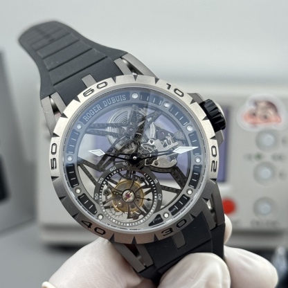 『新廠-NEW Factory』王者歸來唯一鈦金屬表殼.型號：RDDBEX0479腕表，這款腕表極具羅傑杜彼品牌代表性的設計，星型的框架設計，凱爾特十字架形陀飛輪，配有秒盤和小秒針，更顯機械感，幾乎一眼就可識別。表殼直徑45mm，厚度13.5毫米，搭載海鷗定制RD505SQ手動上鏈機芯，機芯上夾板與魚鱗紋打磨在內的各種超卓精修。          
（非市面其他小廠可比）
1.表殼：鈦合金表殼與原裝同步
2.機芯：一體陀飛輪機芯以六方位精准調校。儲能動力長達：50小時，機芯的主夾板和輪隙與原裝一致，