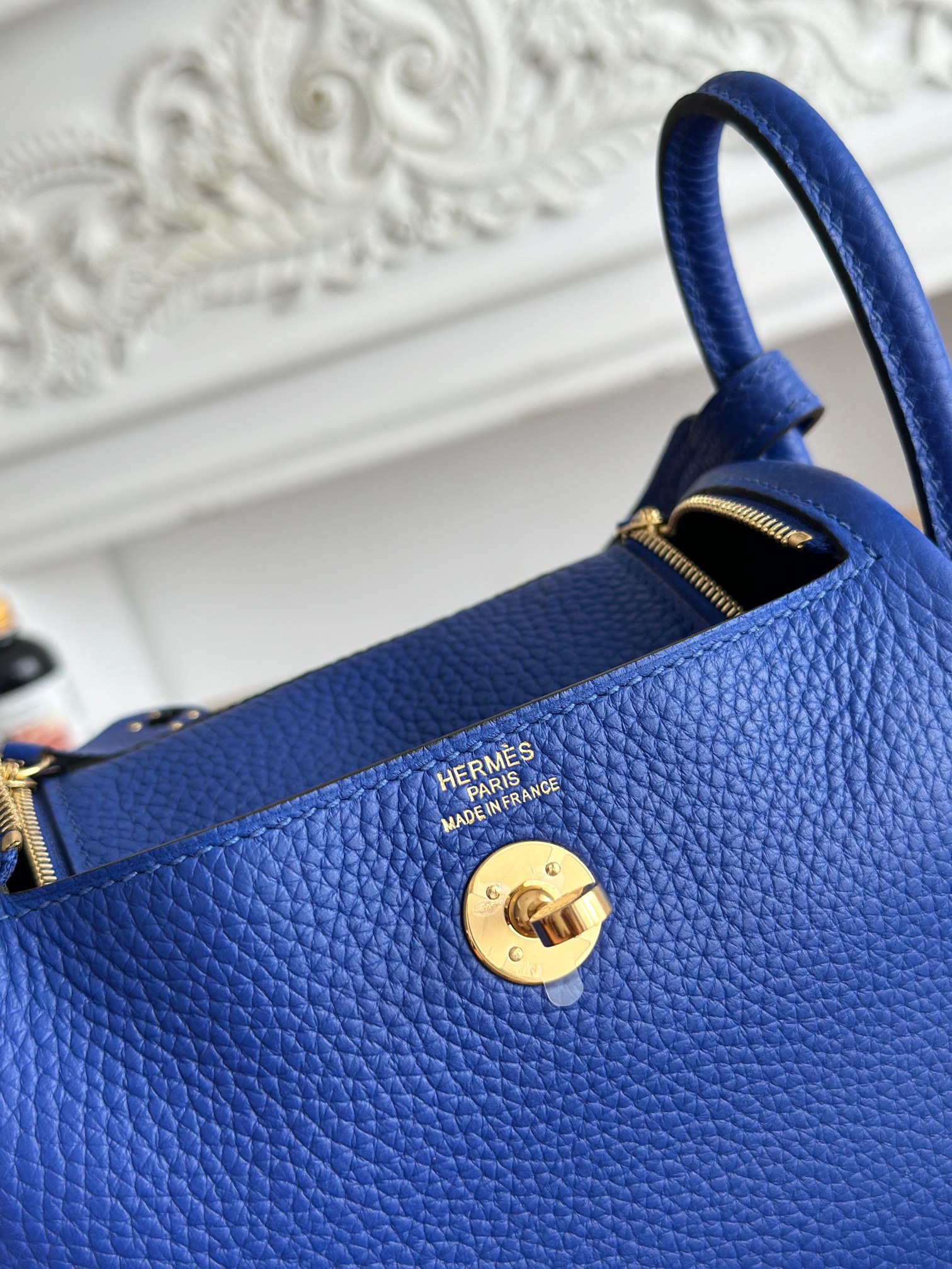 琳迪lindy 19cm	
Tc皮 蜜蠟線半手工縫製
lindy19保留了琳迪包所有細節的完整設計，側口袋、拉鍊等全部都是經典的設計√
這只小可愛暴擊了多少人的少女心