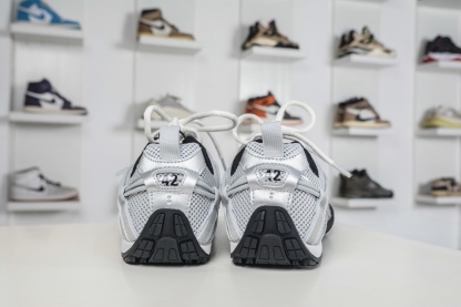 Balenciaga巴黎世家 25代 Radar 圓頭系帶 做舊效果 巴黎新款 
貨號：865703 WSTGL 9114
尺碼：35 36 37 38 39 40 41 42 43 44 45
