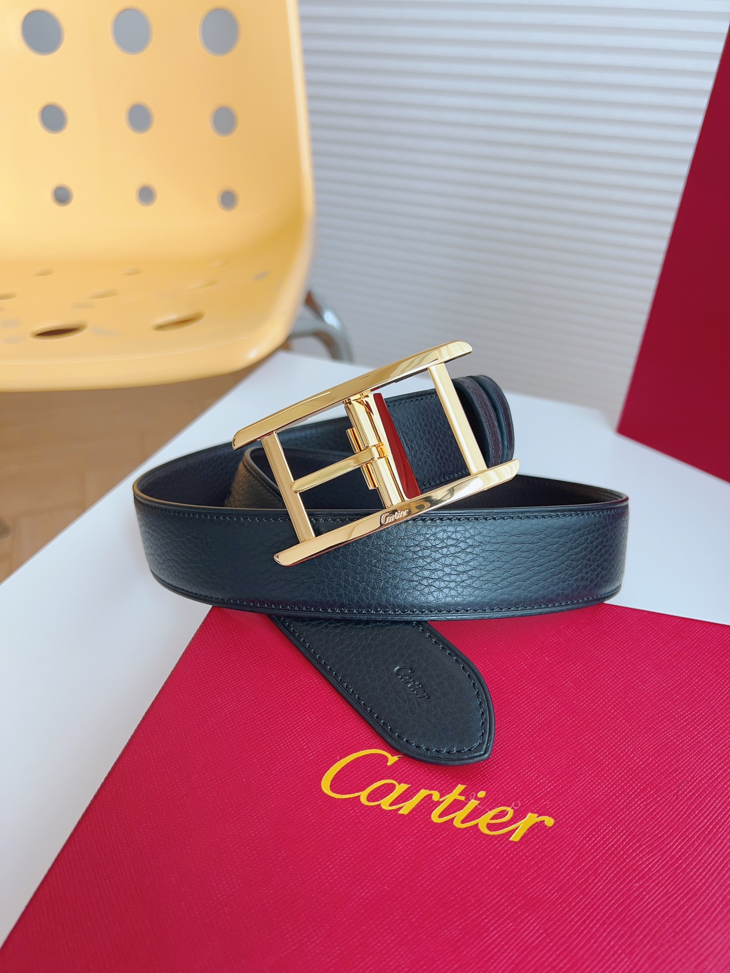 
Cartier（卡地亞）憑借匠心傑作展現與眾不同的美感，融合精湛工藝與經典設計，演繹雋永風格；瀟灑不羈，果敢獨立！此款式易搭配服飾；休閒正裝兩相宜。皮帶寬度：35mm
