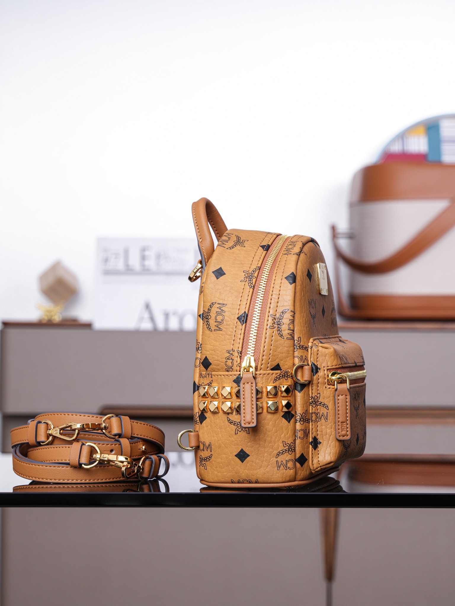 𝙈𝘾𝙈 𝙎𝙩𝙖𝙧𝙠 𝘽𝙚𝙗𝙚 𝘽𝙤𝙤 𝙓-𝙈𝙞𝙣𝙞
超迷你干邑色#双肩包

·CP独家出品｜干邑色
这款迷你Stark Visetos双肩背包饰有铆钉细节。
经典Stark双肩背包由经典Visetos制成，饰以豪华的Nappa皮革饰边及前卫感十足的铆钉细节。

型号：MMK6SVE92CO001
尺寸：21*10*17.5cm
肩带：32.5-124cm/可调节
颜色：干邑色/Cognac🟫