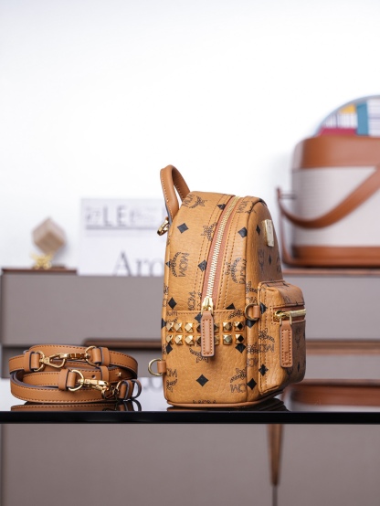 𝙈𝘾𝙈 𝙎𝙩𝙖𝙧𝙠 𝘽𝙚𝙗𝙚 𝘽𝙤𝙤 𝙓-𝙈𝙞𝙣𝙞
超迷你干邑色#双肩包

·CP独家出品｜干邑色
这款迷你Stark Visetos双肩背包饰有铆钉细节。
经典Stark双肩背包由经典Visetos制成，饰以豪华的Nappa皮革饰边及前卫感十足的铆钉细节。

型号：MMK6SVE92CO001
尺寸：21*10*17.5cm
肩带：32.5-124cm/可调节
颜色：干邑色/Cognac🟫