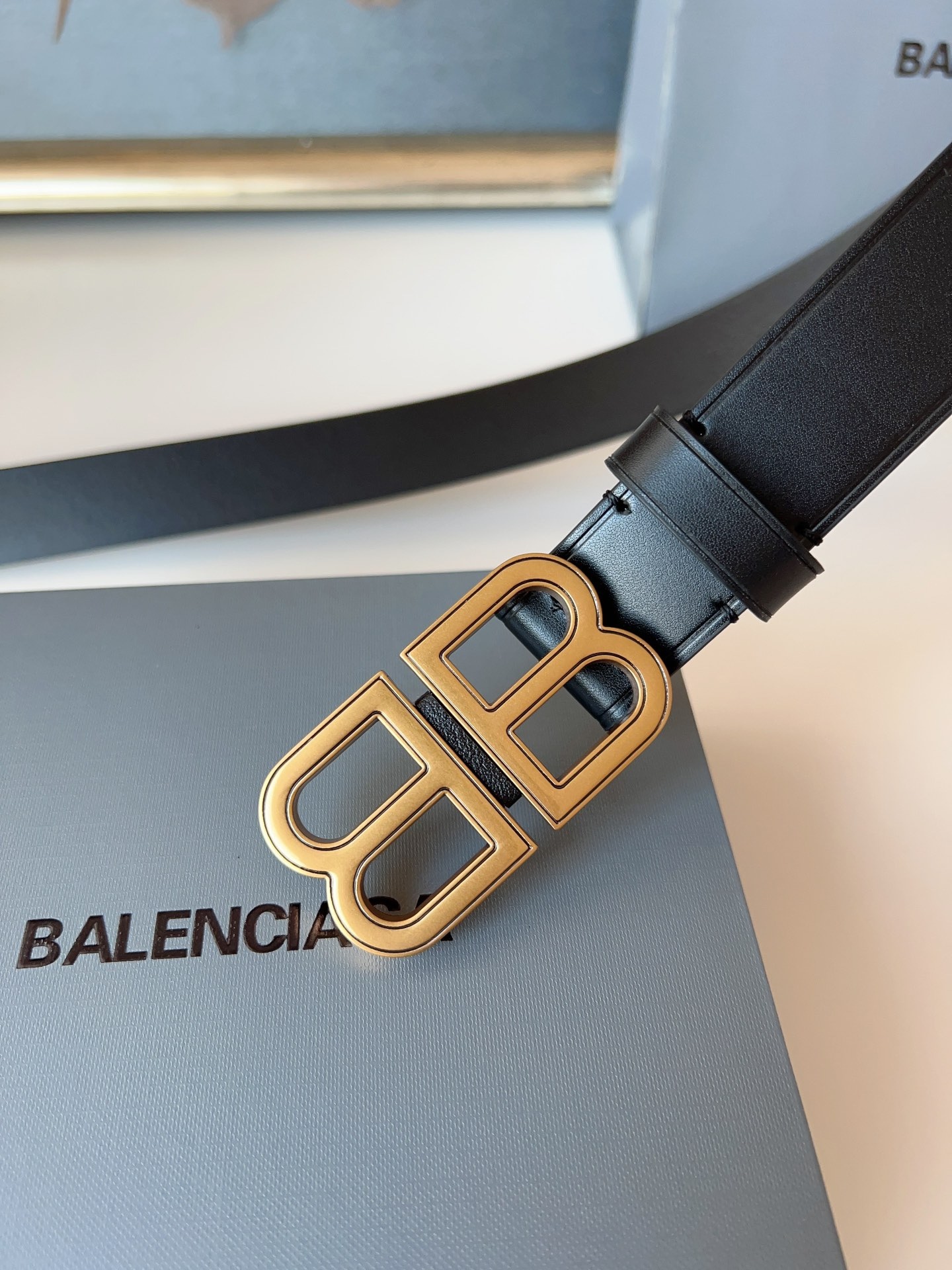 巴黎世家（Balenciaga）寬度3.0cm 是法國的奢侈品牌，作為時尚界最具影響力品牌之一的地位。設計師源於：都市時尚潮流獨特的設計風格，採用進口小牛皮製作；搭配純銅復古五金，使其更具魅力。值得擁有的百搭精品！