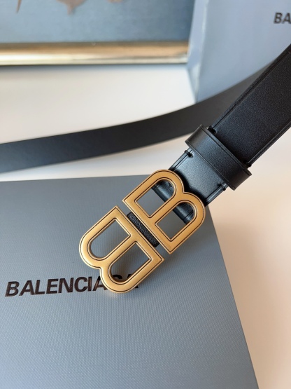 巴黎世家（Balenciaga）寬度3.0cm 是法國的奢侈品牌，作為時尚界最具影響力品牌之一的地位。設計師源於：都市時尚潮流獨特的設計風格，採用進口小牛皮製作；搭配純銅復古五金，使其更具魅力。值得擁有的百搭精品！