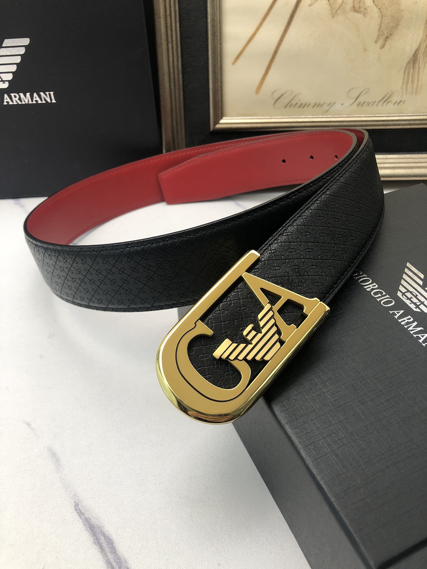 阿曼妮：原單頭層小牛皮燙印花紋，內襯平紋牛皮底，營造織紋外觀。飾以標誌原單扣。專櫃寬度4.0