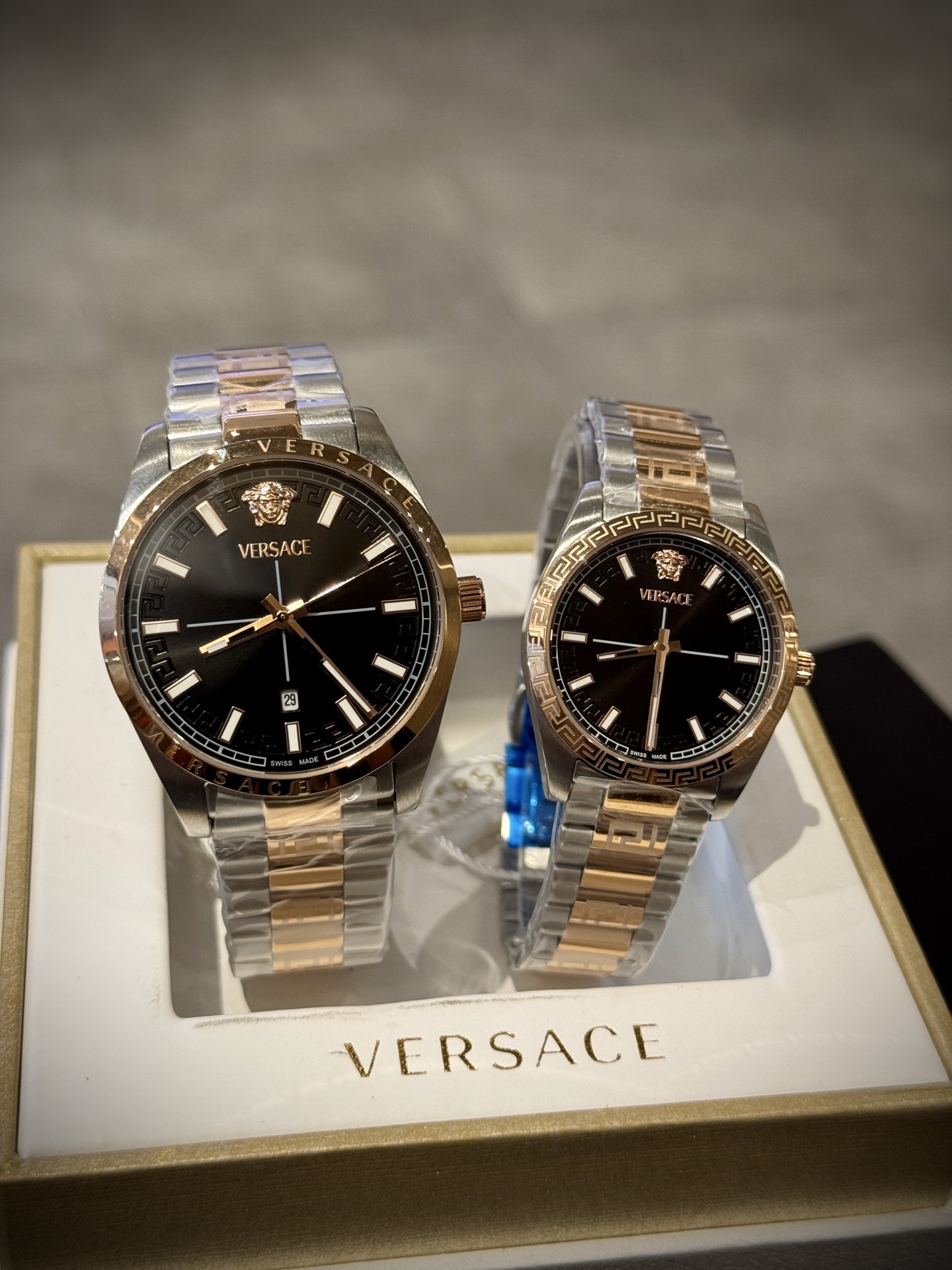 
Versace範思哲石英手錶，VERSACE MILLENYIUM  LADY系列，採用希臘回紋元素錶盤，12時位飾有美杜莎頭像展現範思哲經典圖案魅力，錶鏈印刻希臘回紋搭配雙按蝴蝶扣設計，兼具時尚與舒適，錶盤男款40mm 女款32mm 30米生活防水，進口石英機芯

立即搶購👉