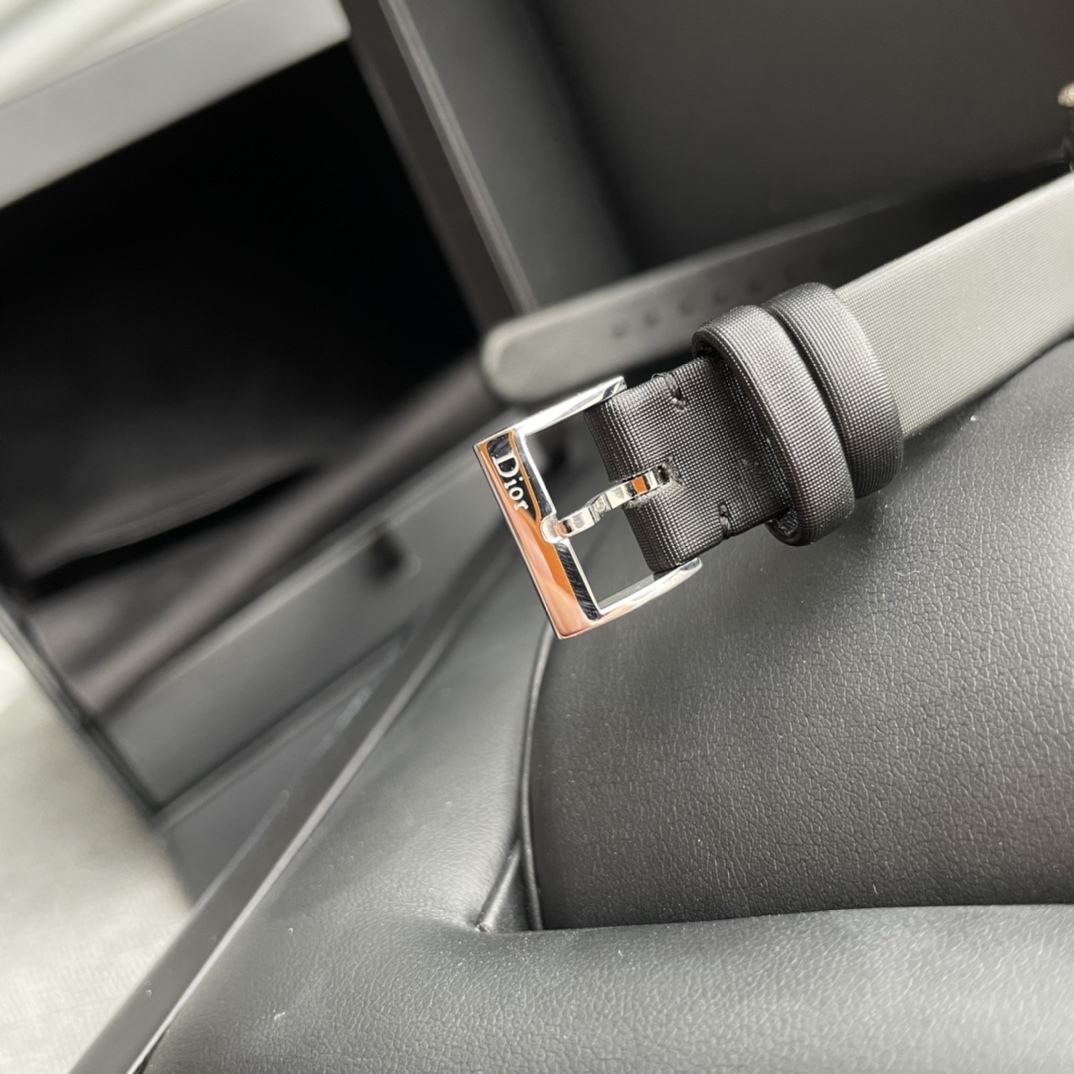 迪奧 今年最火的女表！LA D DE DIOR ROSE CÉLESTE 腕表，光看名字就不簡單！正面珍珠貝母底座，黃金雕琢的太陽圖案，背殼是拋光彎月圖案以及三顆鑲嵌鑽石的璀璨星辰。石英機芯，錶盤直徑25㎜，日常防水30米，沒太多功能，本身就是時裝表，你把它看作一個飾品就行。