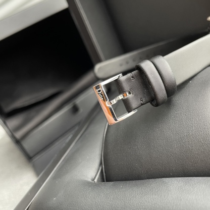 迪奧 今年最火的女表！LA D DE DIOR ROSE CÉLESTE 腕表，光看名字就不簡單！正面珍珠貝母底座，黃金雕琢的太陽圖案，背殼是拋光彎月圖案以及三顆鑲嵌鑽石的璀璨星辰。石英機芯，錶盤直徑25㎜，日常防水30米，沒太多功能，本身就是時裝表，你把它看作一個飾品就行。