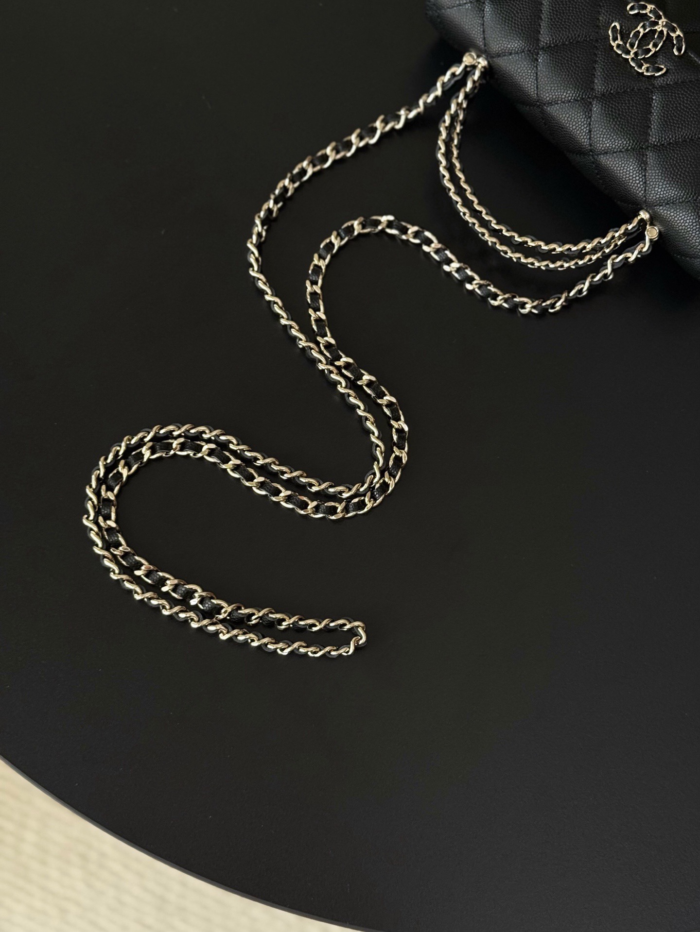 Chanel 25S 新款本季 最火的小球牛皮Kelly 手柄包
這顆絕對是黑馬
第一眼看到就深深愛上💕
顏值不必說 直接閉眼入不會錯
很好打理 也是百搭型
實現了單背斜挎腋下背手拎的效果📷
簡直就是福音〰️
很精緻 值得珍藏🔝

五金：全鋼18K淺金
皮料：獨家Haas小牛皮
尺寸：𝟏8*𝟏0*4.𝟓 𝚌𝚖
型號：AS3238