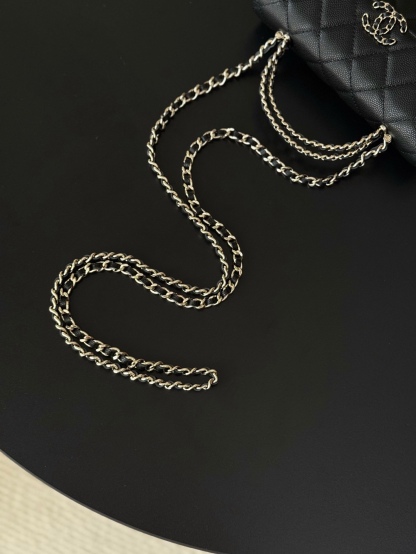 Chanel 25S 新款本季 最火的小球牛皮Kelly 手柄包
這顆絕對是黑馬
第一眼看到就深深愛上💕
顏值不必說 直接閉眼入不會錯
很好打理 也是百搭型
實現了單背斜挎腋下背手拎的效果📷
簡直就是福音〰️
很精緻 值得珍藏🔝

五金：全鋼18K淺金
皮料：獨家Haas小牛皮
尺寸：𝟏8*𝟏0*4.𝟓 𝚌𝚖
型號：AS3238