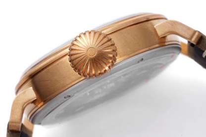 SⅤ又添新作真利時飛行員系列2019年度新款 好萊塢大片青銅騎士殺到！！！真力時是胡歌和靳東等“老幹部”們十分喜歡佩戴的腕表品牌之一，這款青銅材質的腕表散髮著一身正氣，本身就是腕表界的“老幹部”，戴上它足以從外在增添內涵。腕表45毫米的表殼由青銅打造，表鏡採用弧形雙面防眩處理藍寶石水晶，淺變綠色錶盤上粗體阿拉伯數字時標和鍍金琢面的指針上都覆有SuperLuminova SLN C3超級夜光物料，夜間仍可清晰讀取時間，SV 真力時飛行員系列，實現你的大飛夢