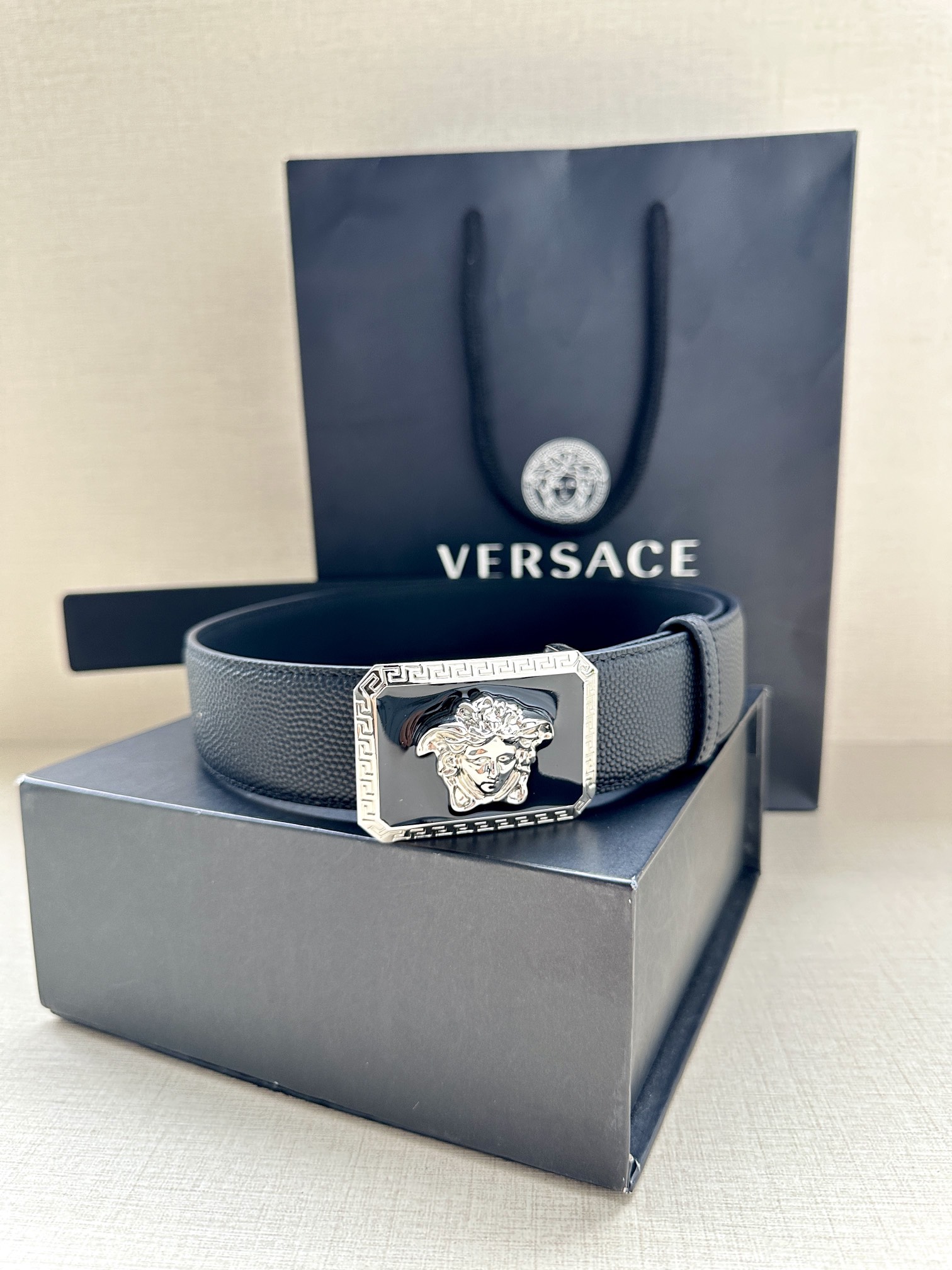寬度4.0cm VERSACE （範思哲）此款柔軟的皮帶飾3D美杜莎腰帶扣，可搭配正裝或休閒牛仔裝。