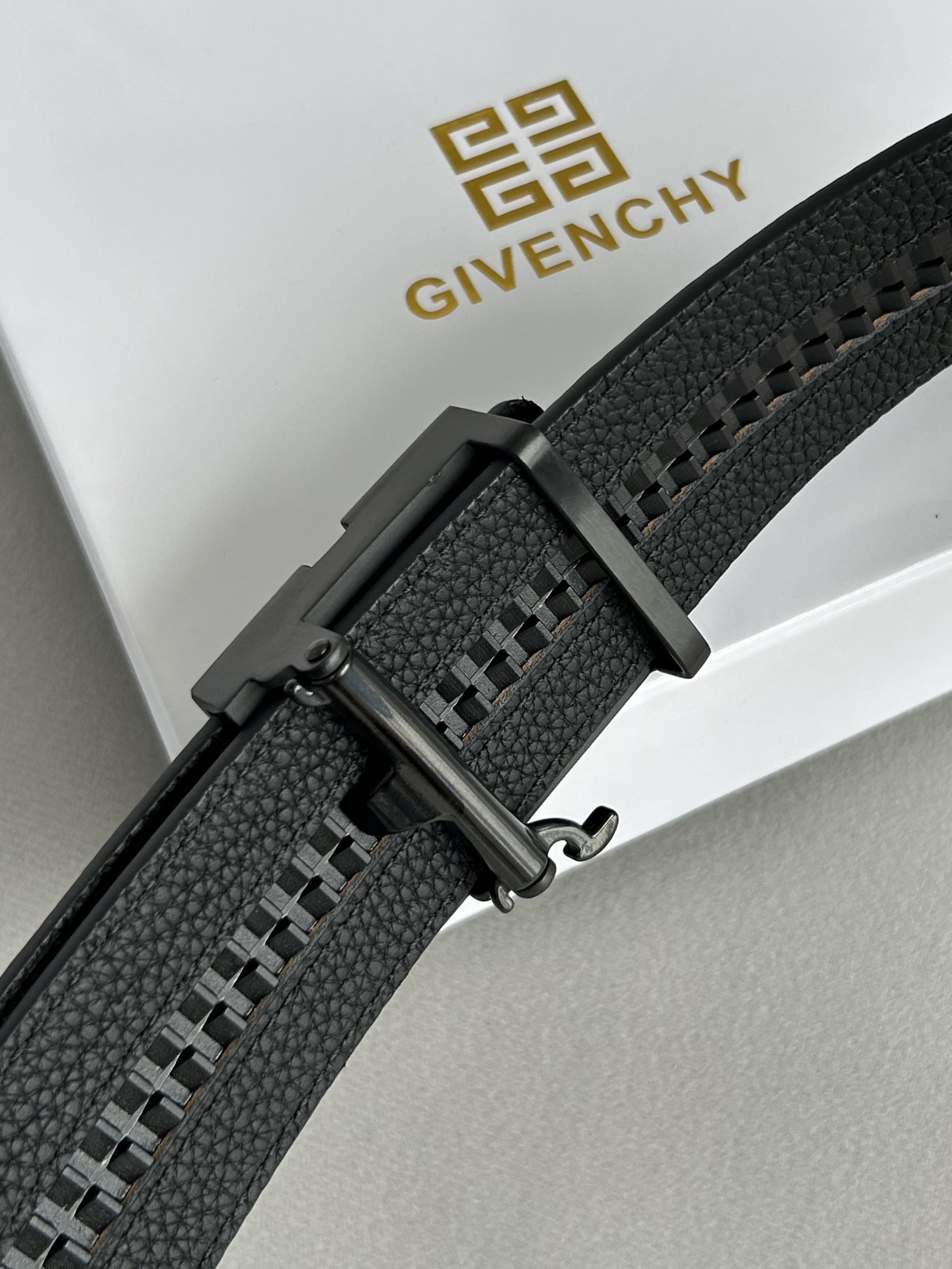 【紀梵希】新款男士 頭層小牛皮黑色壓花腰帶，內襯荔枝紋底，寬38毫米.搭配不鏽鋼經典4G自動扣.商務服裝造型的完美搭配。永恆經典！