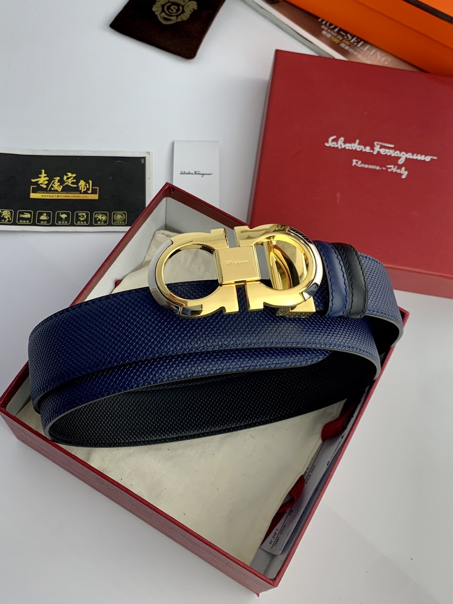 〖F家〗這款皮帶採用雙面小牛皮，搭配新款純銅扣，打造高雅考究的造型。寬3.5cm，長度可調節，達到量身定制般的修身效果。