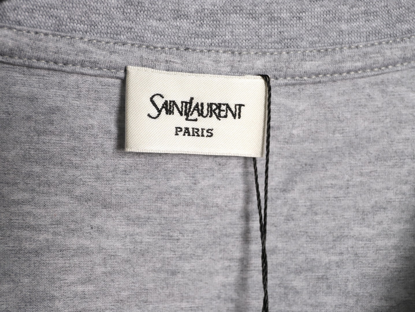 🔝SAINT LAURENT聖羅蘭SLP 小標純色徽標短袖T恤
正品購入開發，50支雙股精品賽爾棉170克，1*1拉架羅紋280克，進口刺繡，面料酵洗，定制1：1商標，寬松版型
B Size：S-XL