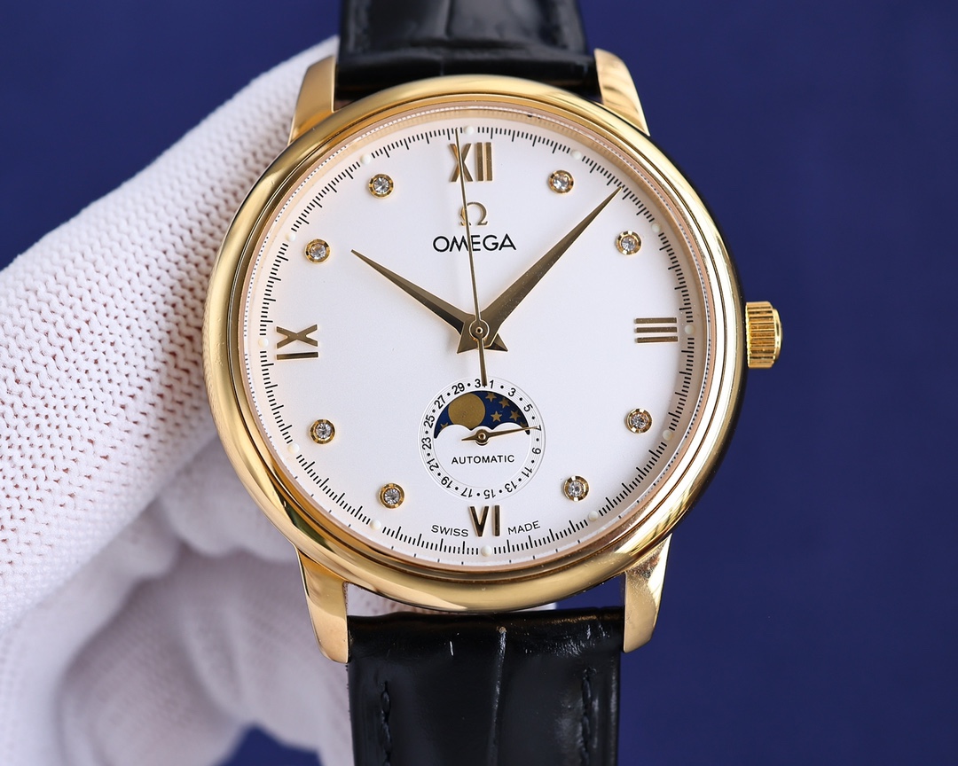 
玫瑰][玫瑰]20223【OMEGA】新款推薦，蝶飛系列＂升級版＂，機芯型號為ETA2824-6機芯（6位真日曆與24小時星辰功能） 質量穩定，尺寸40mm，厚度1.1mm.表殼為316L全鋼鍍納米鉑金表技術，更彰顯高貴大氣，錶帶搭配意大利頭層小皮，是你佩戴裝飾不二選擇。實物更高大上，期待你的品鑒[抱拳]送禮自戴精品！[勝利]高端品質，匠心獨具！大廠品質！歡迎轉載！