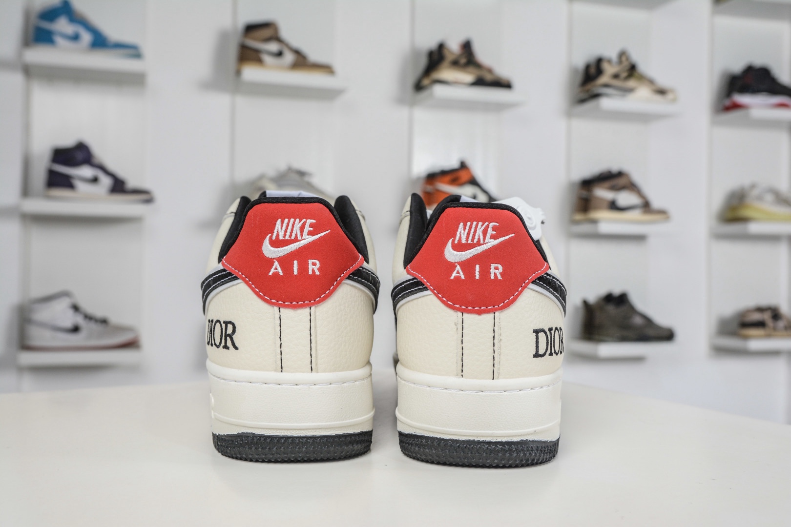 Nike Air Force 1 Low 07 x Dior 迪奧聯名-米白黑紅
貨號：SY1388 037
Size：36 36.5 37.5 38 38.5 39 40 40.5 41 42 42.5 43 44 44.5 45