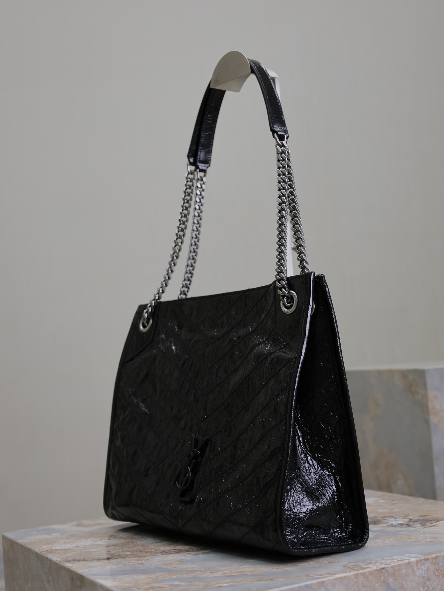 黑色·
Niki shopping bag_
意大利進口抓皺油蠟牛皮，五金是全牛皮包裹，工藝十分精湛！包袋中間有磁吸扣，保障了包包使用的安全性；內里有一拉鍊隔層及敞口插槽設計可放手機及零錢卡片，方便拿取，不會出現因為是大包而出現找不到東西的情況；包包自重非常輕，容量又足夠大，公文包、旅行包、購物袋、媽媽包隨意切換，實用性爆表！
型號：577999
尺寸：33x27x11.5cm