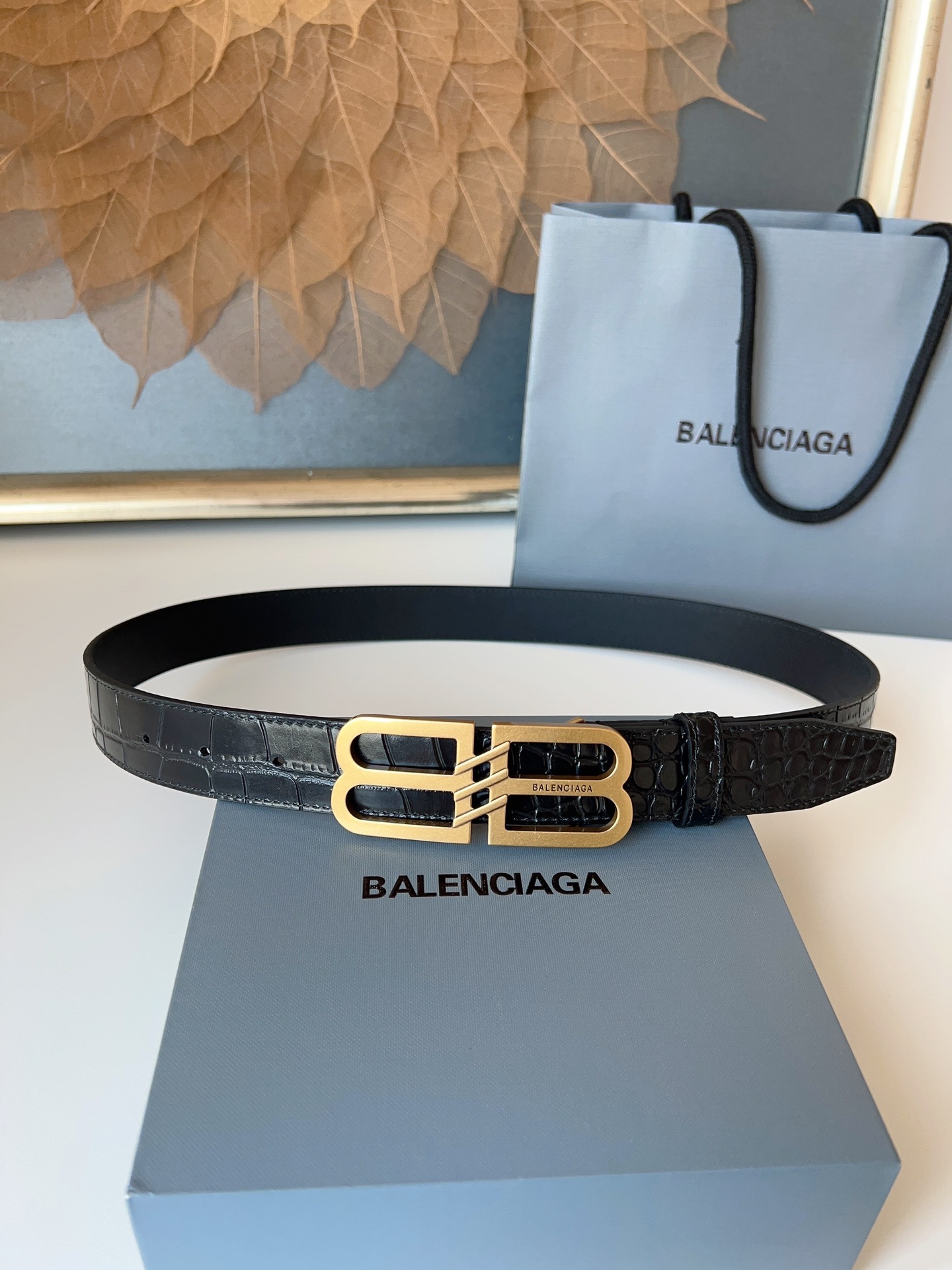 巴黎世家（Balenciaga）寬度3.0cm 是法國的奢侈品牌，作為時尚界最具影響力品牌之一的地位。設計師源於：都市時尚潮流獨特的設計風格，採用進口小牛皮製作；搭配純銅復古五金，使其更具魅力。值得擁有的百搭精品！