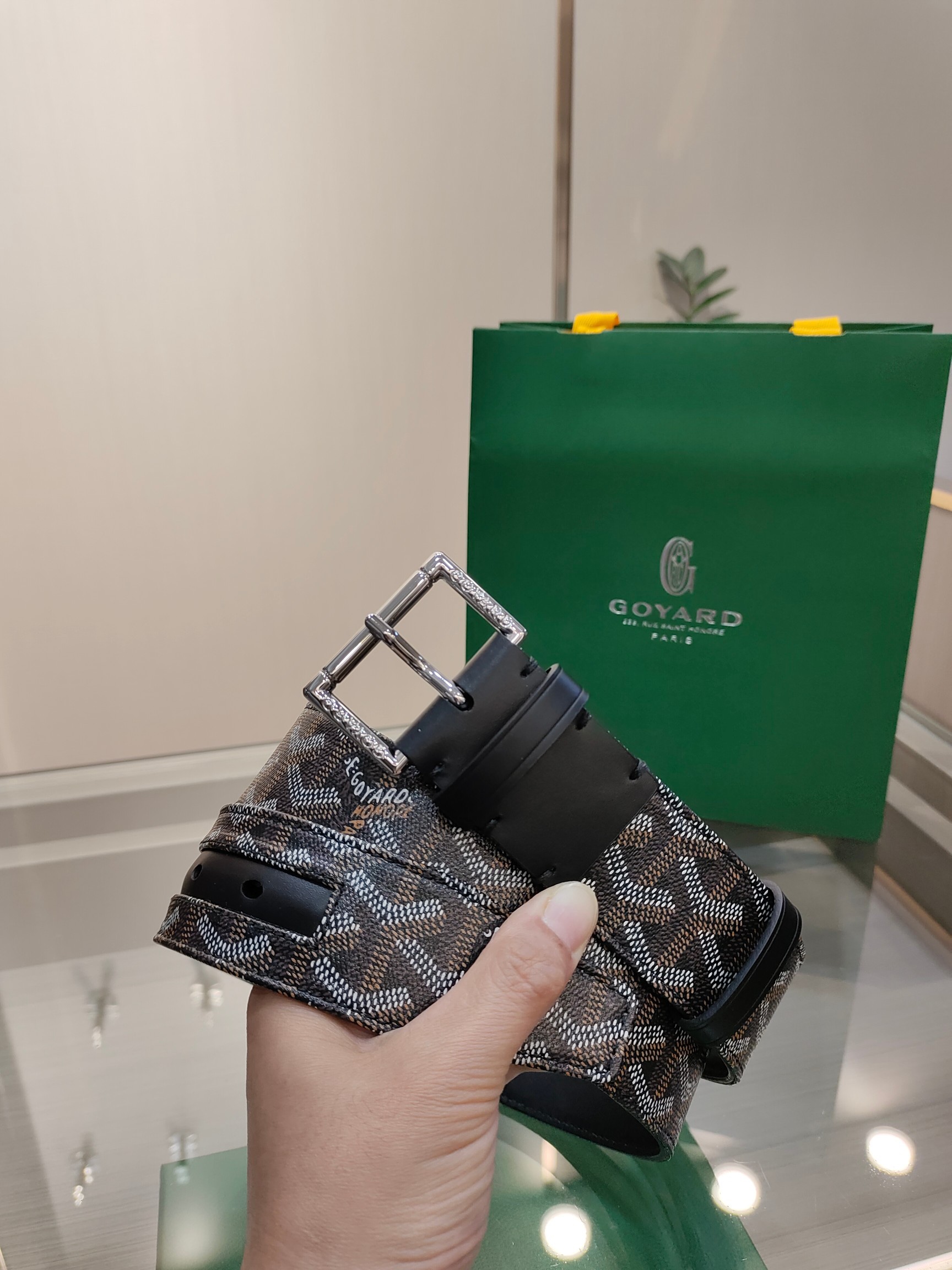 
Goyard(戈雅)腰帶源於法國奢侈品牌，設計風格簡約低調，腰帶身有標誌性帆布搭配進口頭層牛皮，腰帶扣採用簡約精品鋼扣，延續品牌的低調奢華，帶身寬度3.8CM，適用商務休閒日常佩戴。