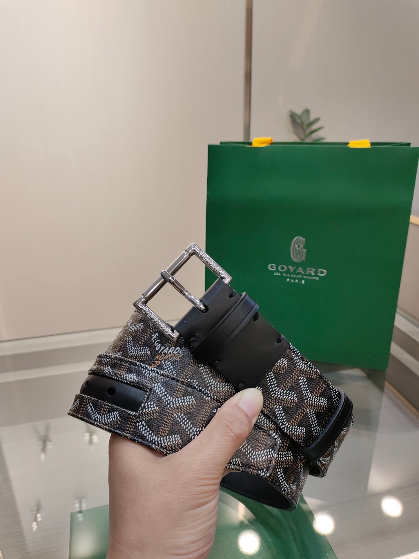 
Goyard(戈雅)腰帶源於法國奢侈品牌，設計風格簡約低調，腰帶身有標誌性帆布搭配進口頭層牛皮，腰帶扣採用簡約精品鋼扣，延續品牌的低調奢華，帶身寬度3.8CM，適用商務休閒日常佩戴。