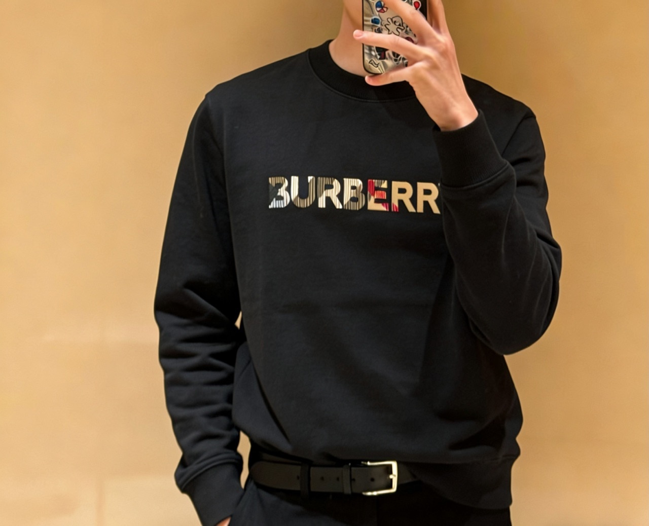 🔝BURBERRY巴寶莉BBR 八色字母繡圓領衛衣 
原版6350購入，原版採用400g 巴寶莉專用反面牛肚面料，反向毛圈底紗 魚鱗布料，螺紋450g雙紗，顏色按布料訂染，原版一致。
前幅進口機立體繡花，凹凸形狀與原版一致，羅紋針織包邊及絨里收納口袋均採用加固縫製，強化功能耐用性；在休閒運動中注入內斂英倫格調。整體完美平衡經典符號的當代轉化、穿著舒適度與日常實用性，成為詮釋現代精英休閒風的典範之作。男女同款
B Size：S-XL