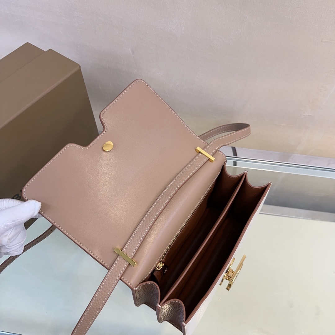 B家最新版型立挺的「TB 專屬標識鎖扣包」，選用意大利鞣制粒紋皮革打造，搭配緝明線設計，鎖扣裝飾 TB專屬標識，可肩背、斜背或打造手拿包造型。
21 x 6 x 16cm❤️型號3311