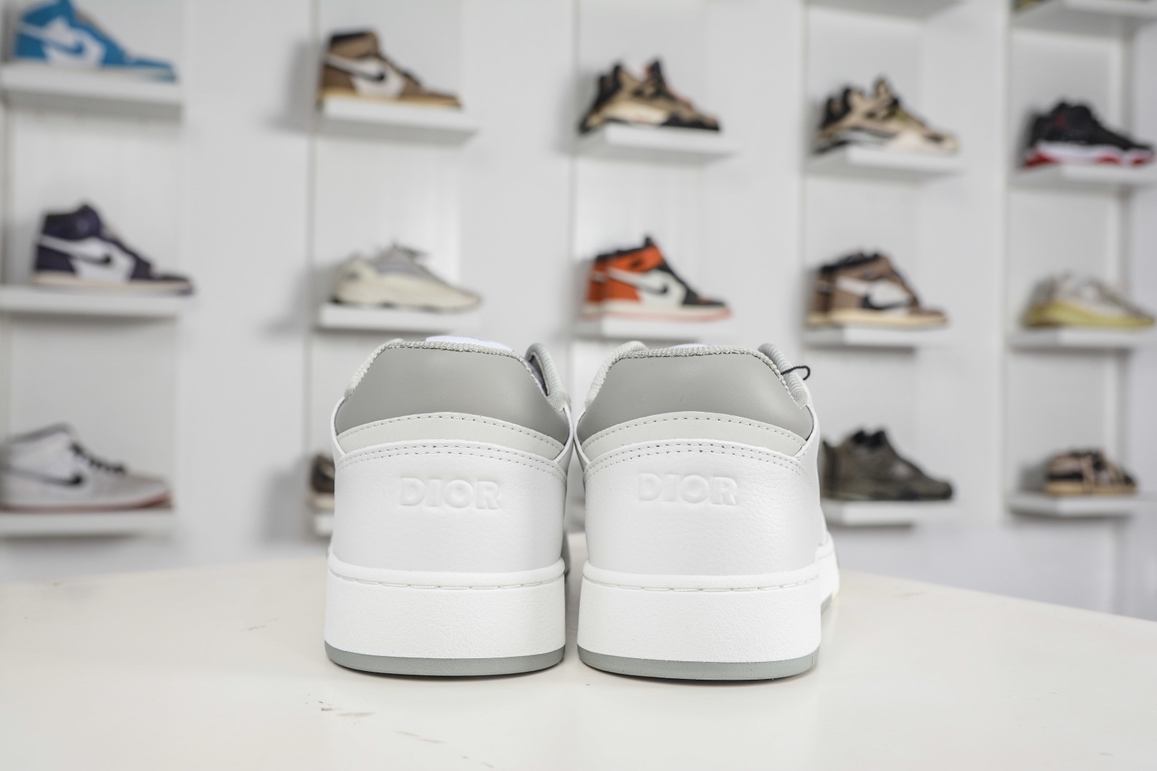 迪奧 B27休閒運動鞋 延續 Dior的經典款式B27 
尺碼：39 40 41 42 43 44 45