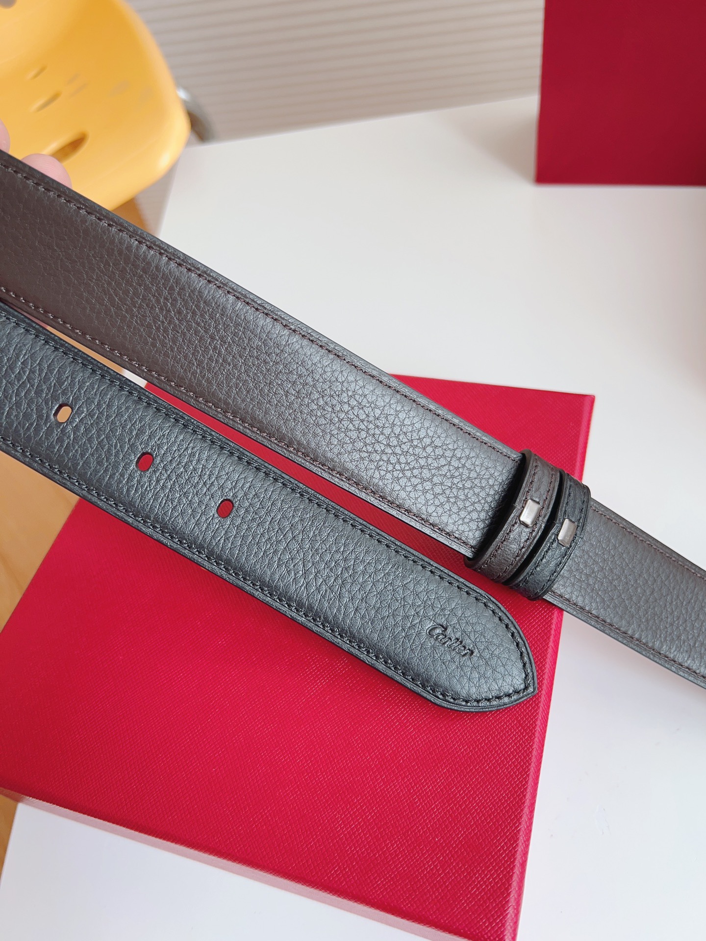
Cartier（卡地亞）憑借匠心傑作展現與眾不同的美感，融合精湛工藝與經典設計，演繹雋永風格；瀟灑不羈，果敢獨立！此款式易搭配服飾；休閒正裝兩相宜。皮帶寬度：35mm