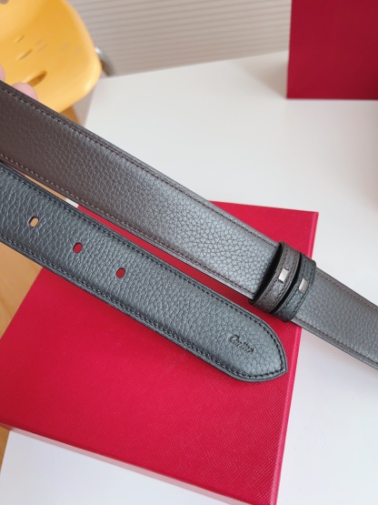 
Cartier（卡地亞）憑借匠心傑作展現與眾不同的美感，融合精湛工藝與經典設計，演繹雋永風格；瀟灑不羈，果敢獨立！此款式易搭配服飾；休閒正裝兩相宜。皮帶寬度：35mm