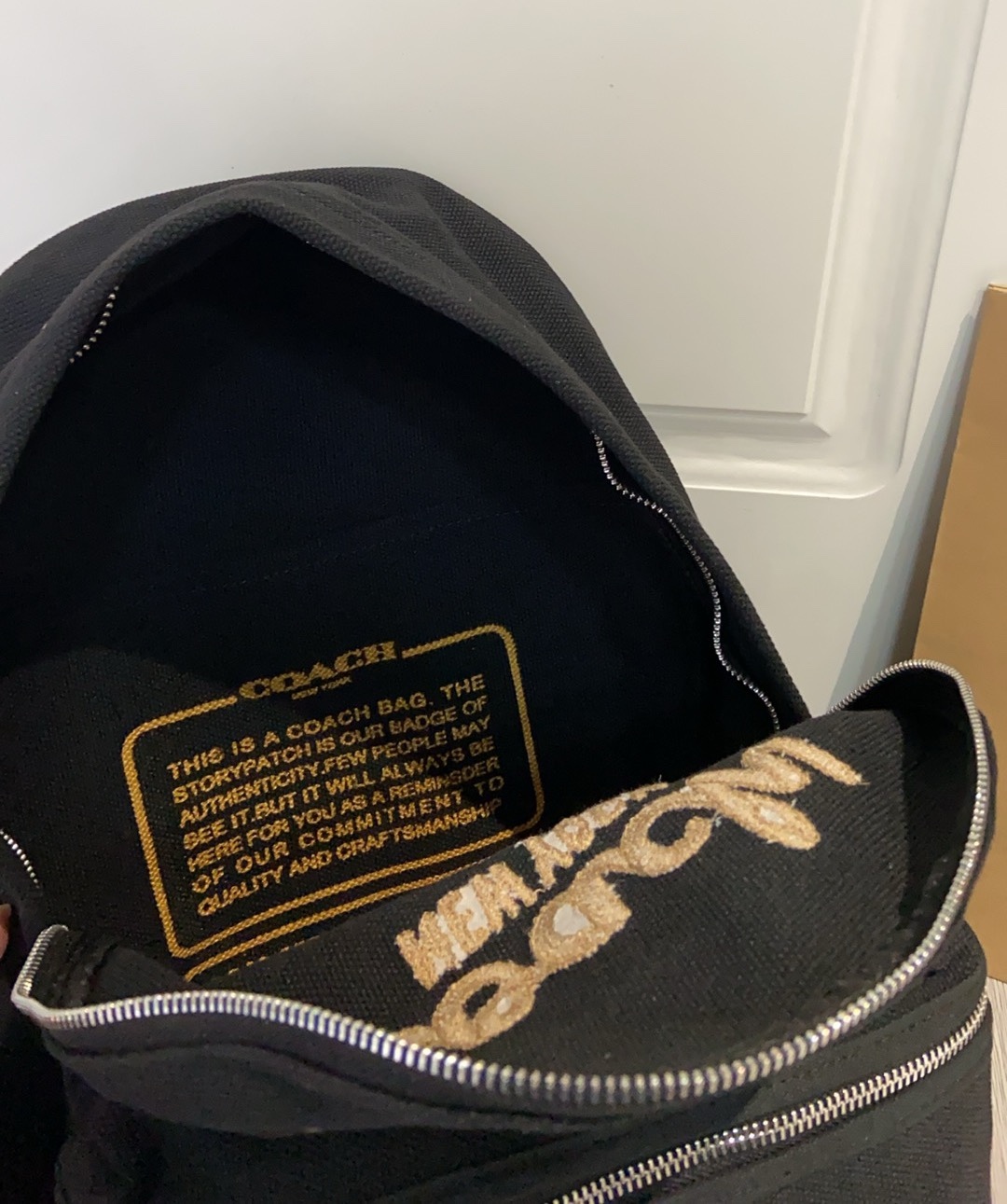 三月新款黑丹宁牛仔双肩包
最新三月新款丹宁双肩包
自重很轻~ 男女通用能放13-14寸的笔记本电脑
旅游上班出行都很方便。性价比超高