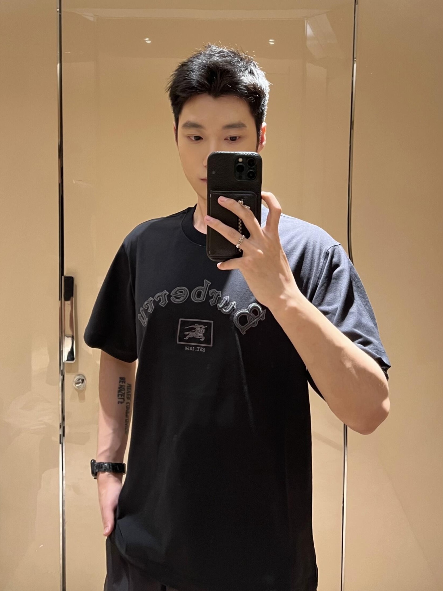 🔝BURBERRY巴寶莉BBR 哥特體刺繡短袖T恤
正品4550購入，100%洗後維斯棉235克，舒彈羅紋285克，進口刺繡，面料酵洗，定制1：1商標，寬松版型
B Size：S-XL