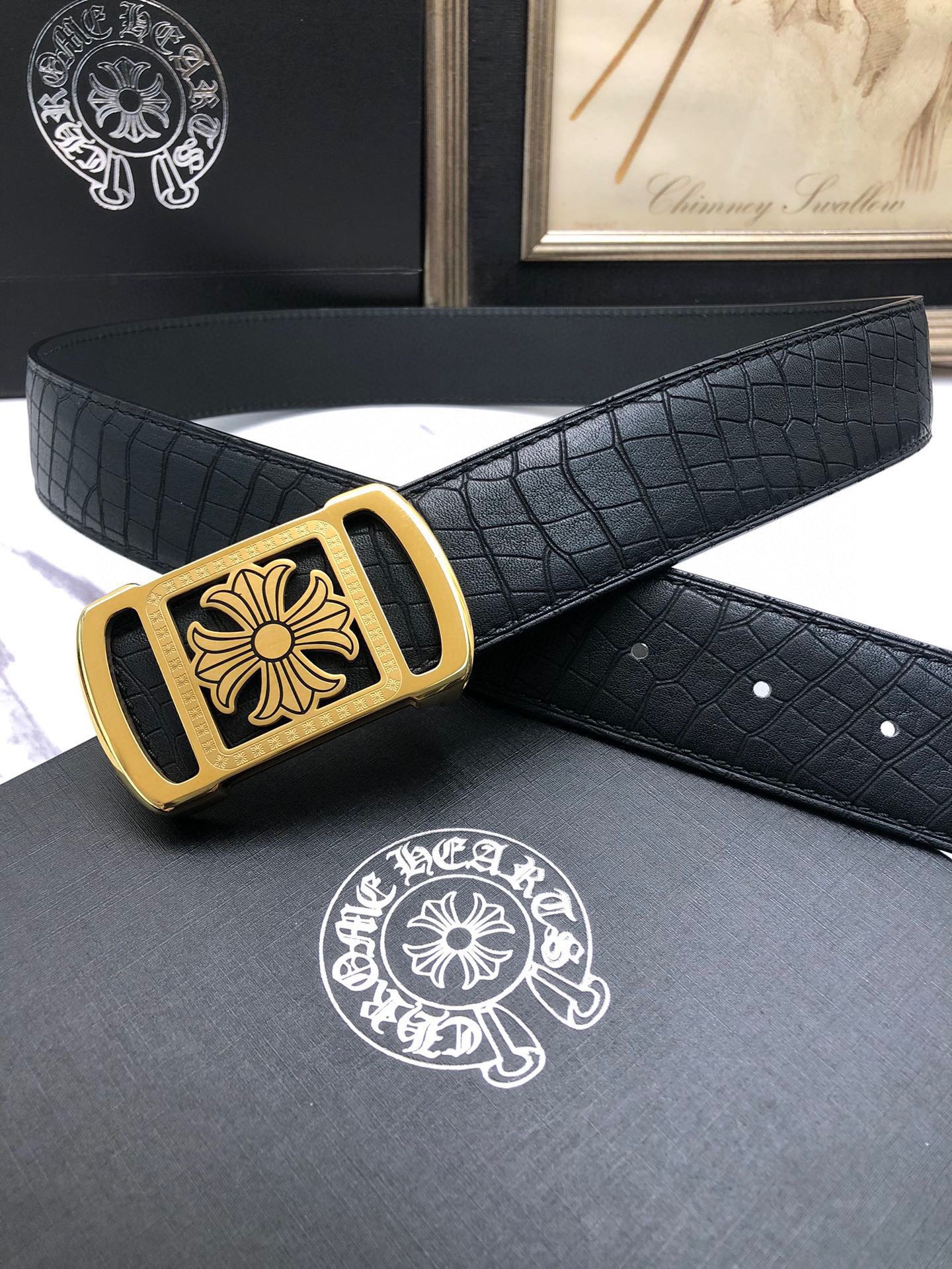 克羅星：原單頭層牛皮燙印花紋面，內襯頭層小牛皮底，搭配原單自動扣，可裁剪的自動帶，此款腰帶面雙採用意大利原定廠制進口牛皮帶身 ，對專版櫃足寬3.5