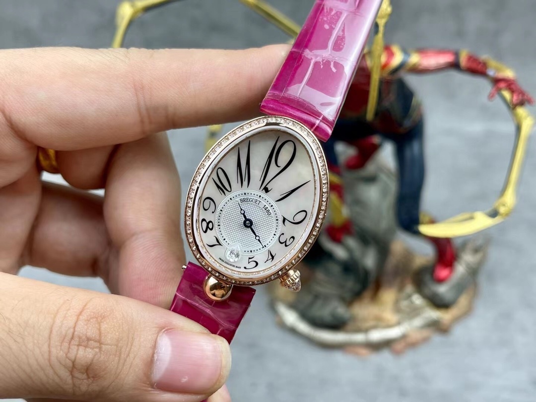 [玫瑰][玫瑰]最強 升級版 頂級 復刻女款 寶璣那不勒斯皇后系列，
【表殼】腕表尺寸分別為中號36.5x28.5毫米 
鵝卵形表殼高雅大氣，表殼外緣飾有錢幣紋。表圈和表殼周圍鑲嵌共117顆施華洛水晶（約0.99克拉）。表冠處鑲有一顆梨形晶石（約0.26克拉）
【精彩細節】
1.與原裝吻合，在表殼背部均打有貴金屬標識，效果清晰工整，彰顯腕表檔次。2.穹面玻璃，從側面看不僅有魚眼效果，還能折射鑽石帶來的璀璨光芒，更顯腕表高貴血統。
3.為了達到原裝K金質量的手感，調試了表殼內部結構的配重，做到重量與原版如出