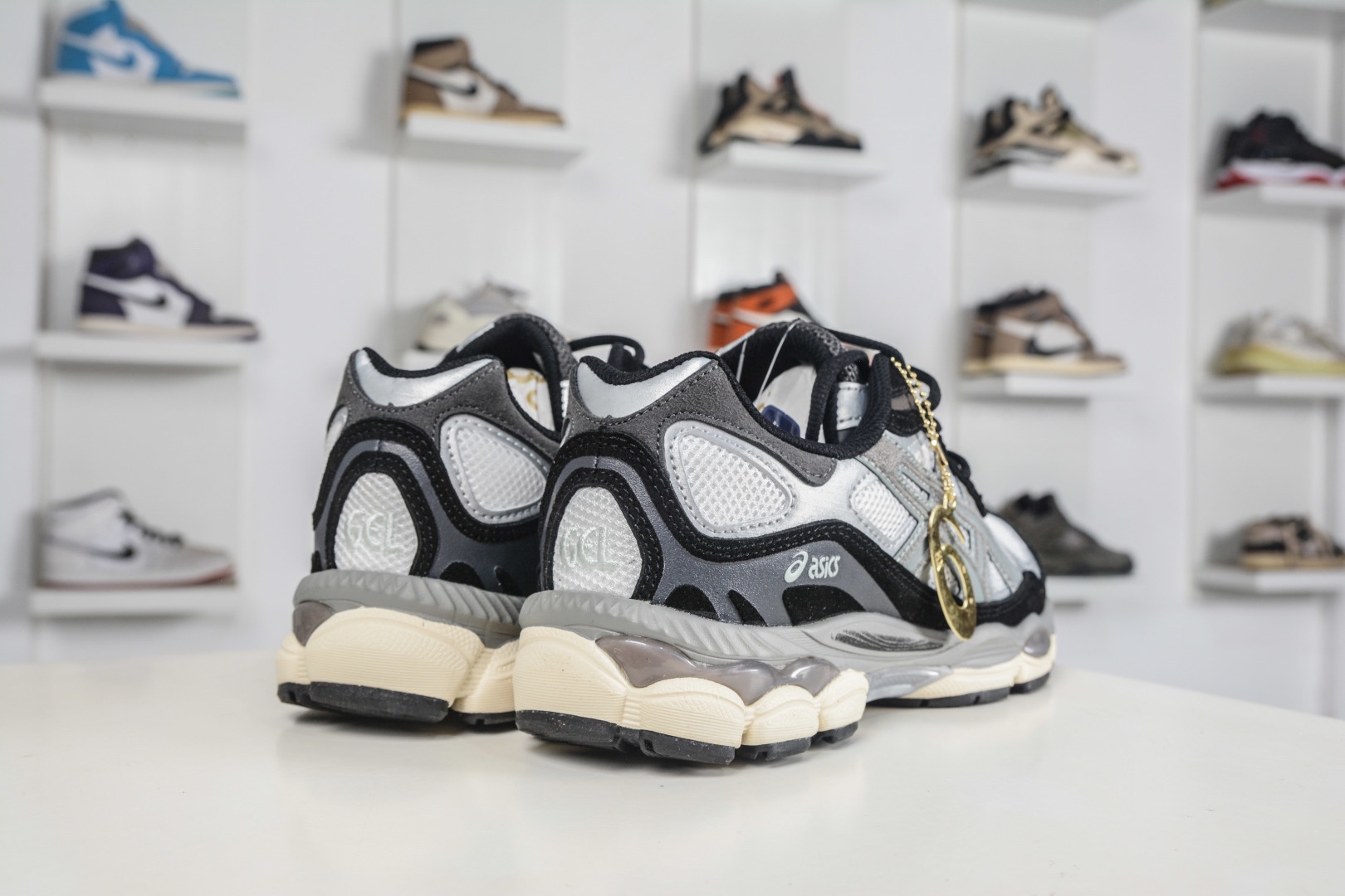 Asics Gel-NYC 亞瑟士運動休閒透氣專業跑鞋 
貨號: 1203A789 750
尺碼：36 37 37.5 38 39.5 40 40.5 41.5 42 42.5 43.5 44 45