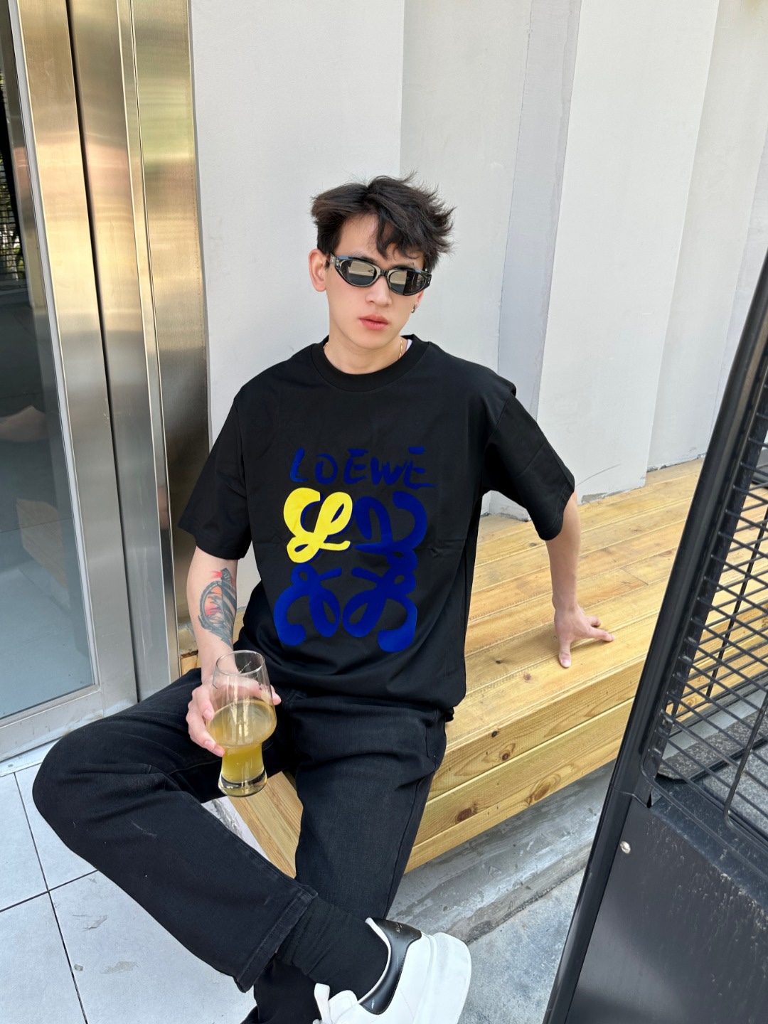 Loewe/羅意威 25ss 塗鴉彩繪植絨印花短袖T恤
260g棉質布料40支雙紗面料，無蝕塵‬毛藝工‬處布理‬面，紡織密度高，垂感佳，不易變形。
厚織感加上緊密紡紗工藝，不會影響Tee的透氣性，成色的飽和度很高
胸前撞色塗鴉彩繪植絨印花工藝
版型上身效果好，百搭好看的一款T恤，寬松版型遮肉顯瘦不挑人
顏色: 白色，黑色
S Size：S-XL