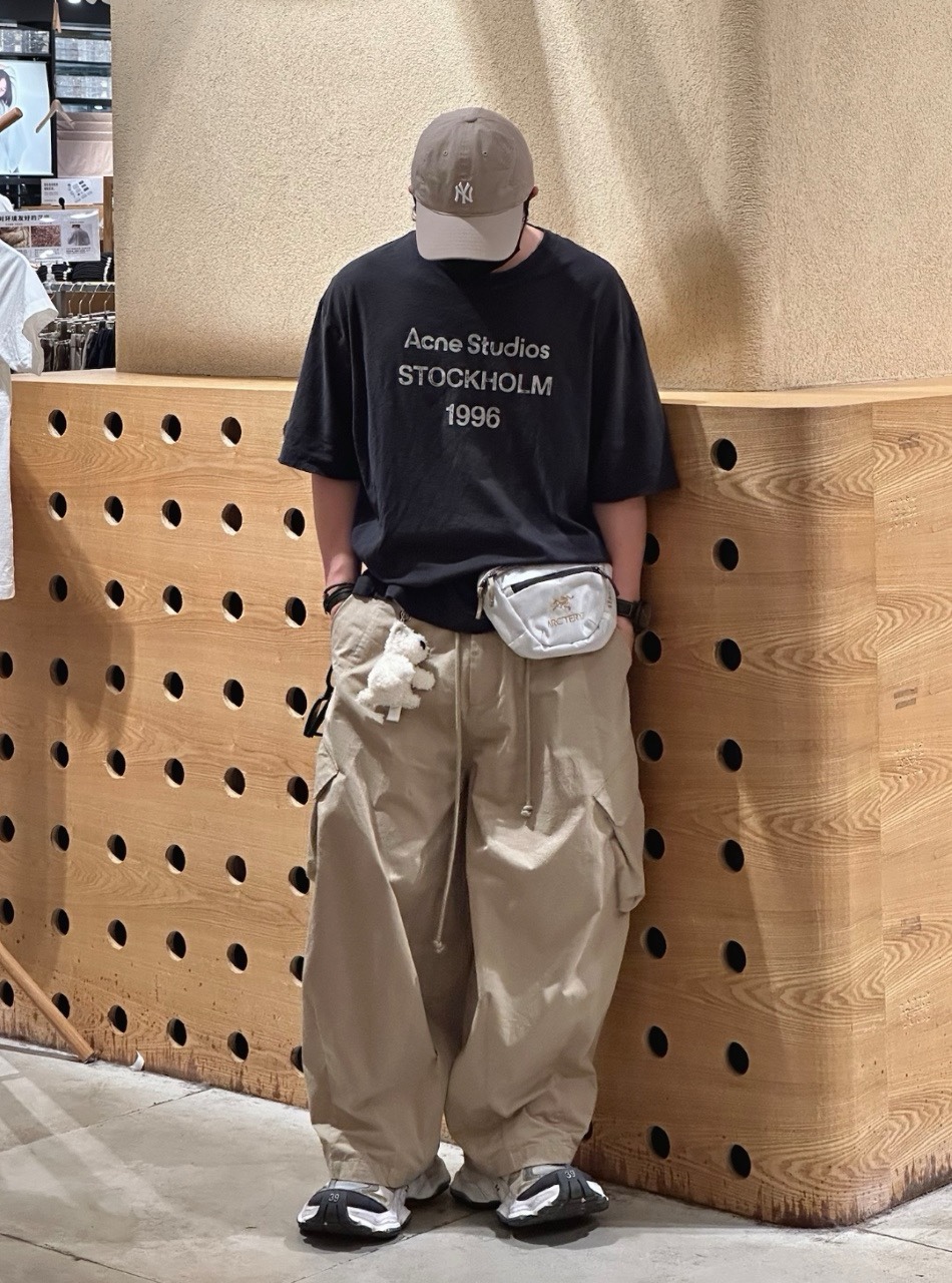 🔝Acne Studios 26SS 1996字母印花短袖T恤
面料是定制定染的32支220g原版雙紗棉，胚布經過高盂環保染色，裁大貨前還要進行高溫環縮水，降低縮水率的同時使得手感更柔軟舒適，印花方面必須五層膠漿，第一遍必須為進口打底漿，填平布料上極為細小的線洞，再由高溫床烤乾再劇頗色，採用油墨因熱平網印花，一共刷五層，每一層間隔為時間為30分鐘，才能保證出來的成品保持原版的質感，全套開發輔料
尺碼：S-XL