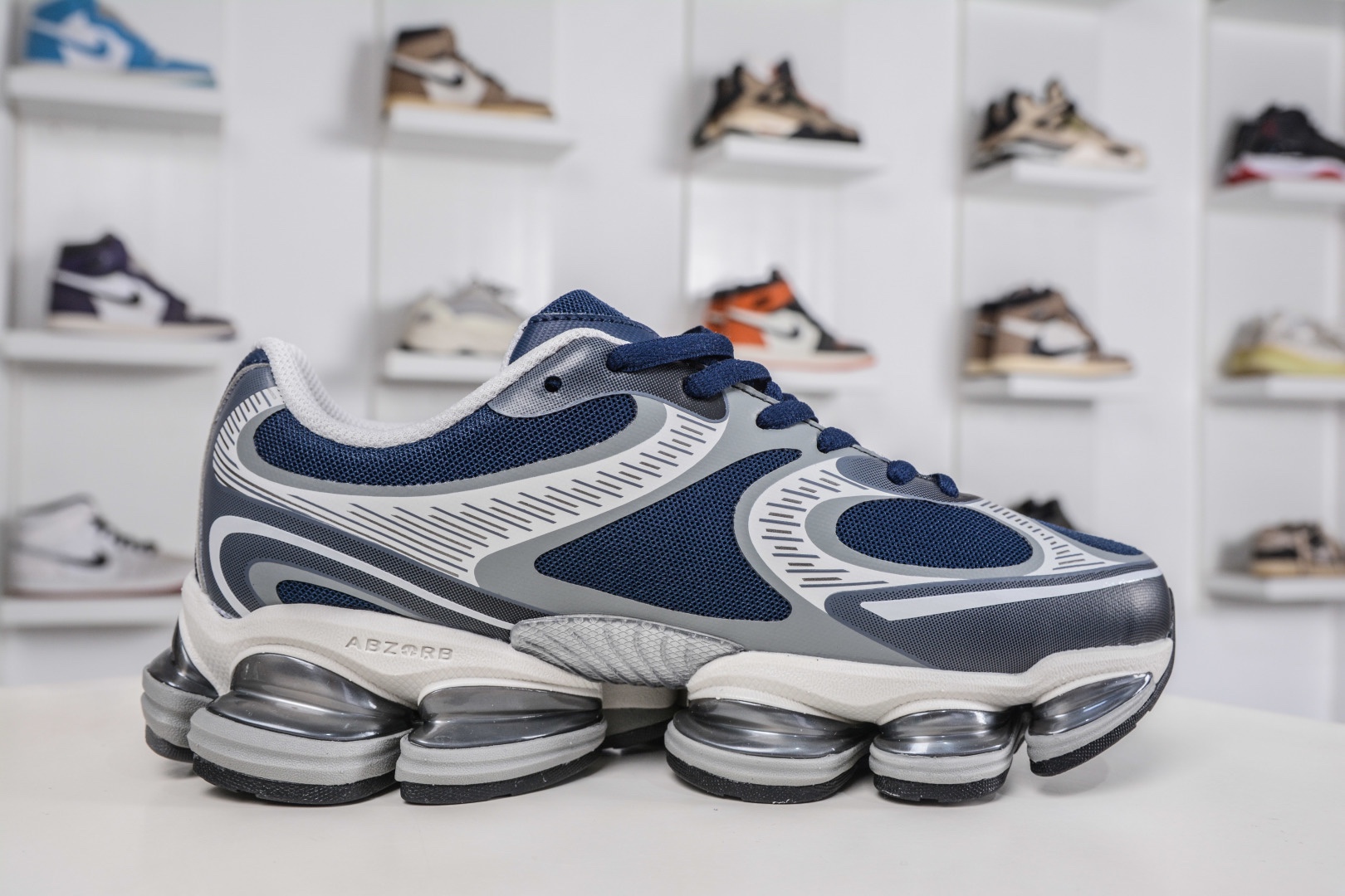 New Balance NB2000 舒適百搭防滑耐磨低幫 休閒跑步鞋
貨號：U20001PB
Size：36-46.5