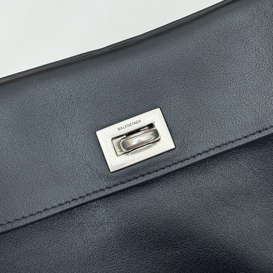 巴黎世家𝗕𝗮𝗹𝗲𝗻𝗰𝗶𝗮𝗴𝗮 🖤🖤出貨了！
款號：795456克色銀扣
尺寸：22.8×9.9×8.3cm
