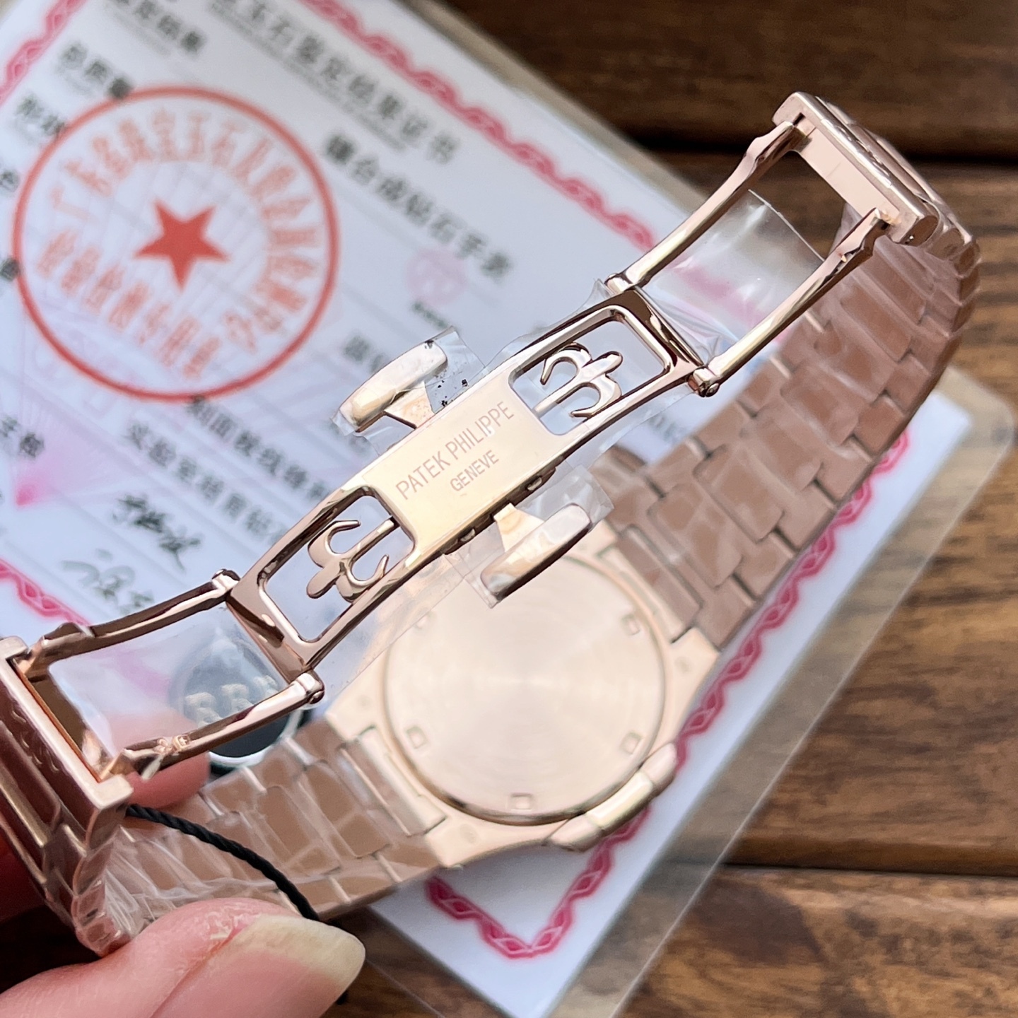 RRR廠聯合瑞士設計師耗時兩年，重金打造天花板PP鸚鵡螺7010系列！原版起模還原數據，達到1：1精細對版。
亮點1️⃣
秒殺市面絕大多數石英女表，搭載🫱🏻🫱🏻（瑞士原裝Cal.E 23-250SC機芯）🫲🏻🫲🏻絕無僅有！0誤差0故障。
亮點2️⃣
字面採用瑞士鋁酸鍶鹽（無放射性）夜光塗層工藝，結合光學塗層增強吸光效率，延長余暉時間，還原原版姿態，讓佩戴者在夜晚更顯靚麗。
亮點3️⃣
原版尺寸：32mm直徑，6.9mm厚度。此款鸚鵡螺女款不僅擁有優雅運動風格，還增加了幾分柔美