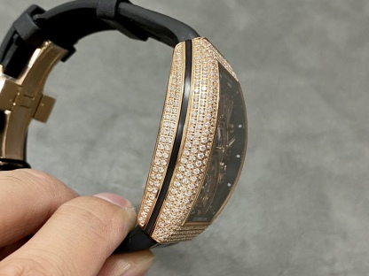 RMS最新款頂級復刻 法蘭克穆勒V45 Vanguard陀飛輪系列 歷時多年研發機芯 
1 1:1 超級復刻原裝複雜法穆蘭陀飛輪機芯 細節完美到位 打造正品機芯獨具的雙發條盒 超薄工藝 
2超長72小時動力儲存 告別每天手動上鏈 高端玩家的定制款 把頭上鏈30個半圈 發條盒為滿 不需要過度上鏈 
3 千錘百鍊 316L精鋼表殼 超薄表殼 與原裝一致厚度 彎曲弧度 更加貼合手腕 佩戴舒適 
4 純正進口意大利小牛皮 貼合手感品質一流的進口氟橡膠錶帶 與正版全完通用互換
5瑞士工程師 原版機芯拆解 一比一甲